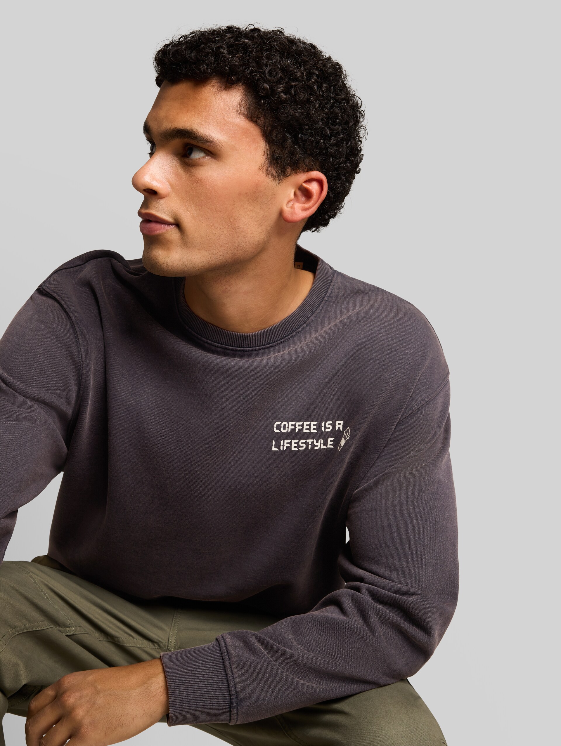 Relaxed Fit Sweatshirt mit Print - coal grey - Detail-Model-Ansicht