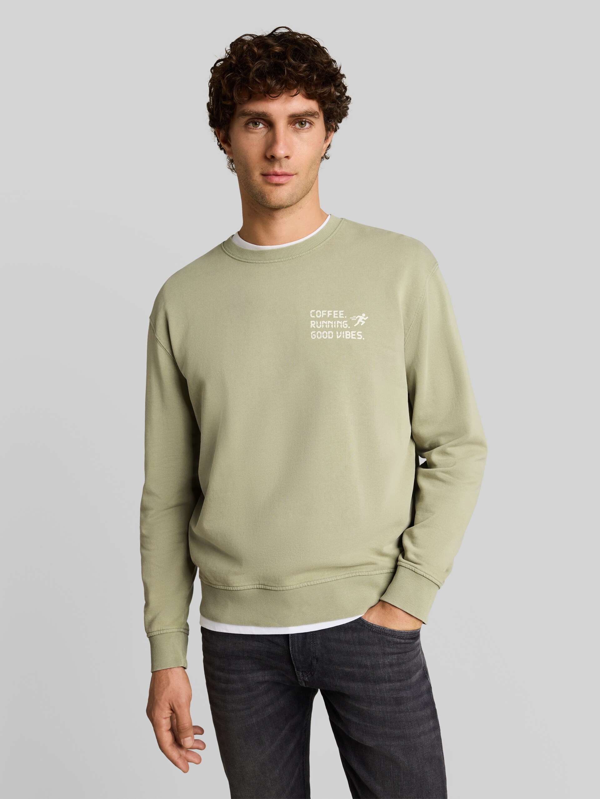 Relaxed Fit Sweatshirt mit Print - dark sage green - Ausschnitt Model-Vorderansicht