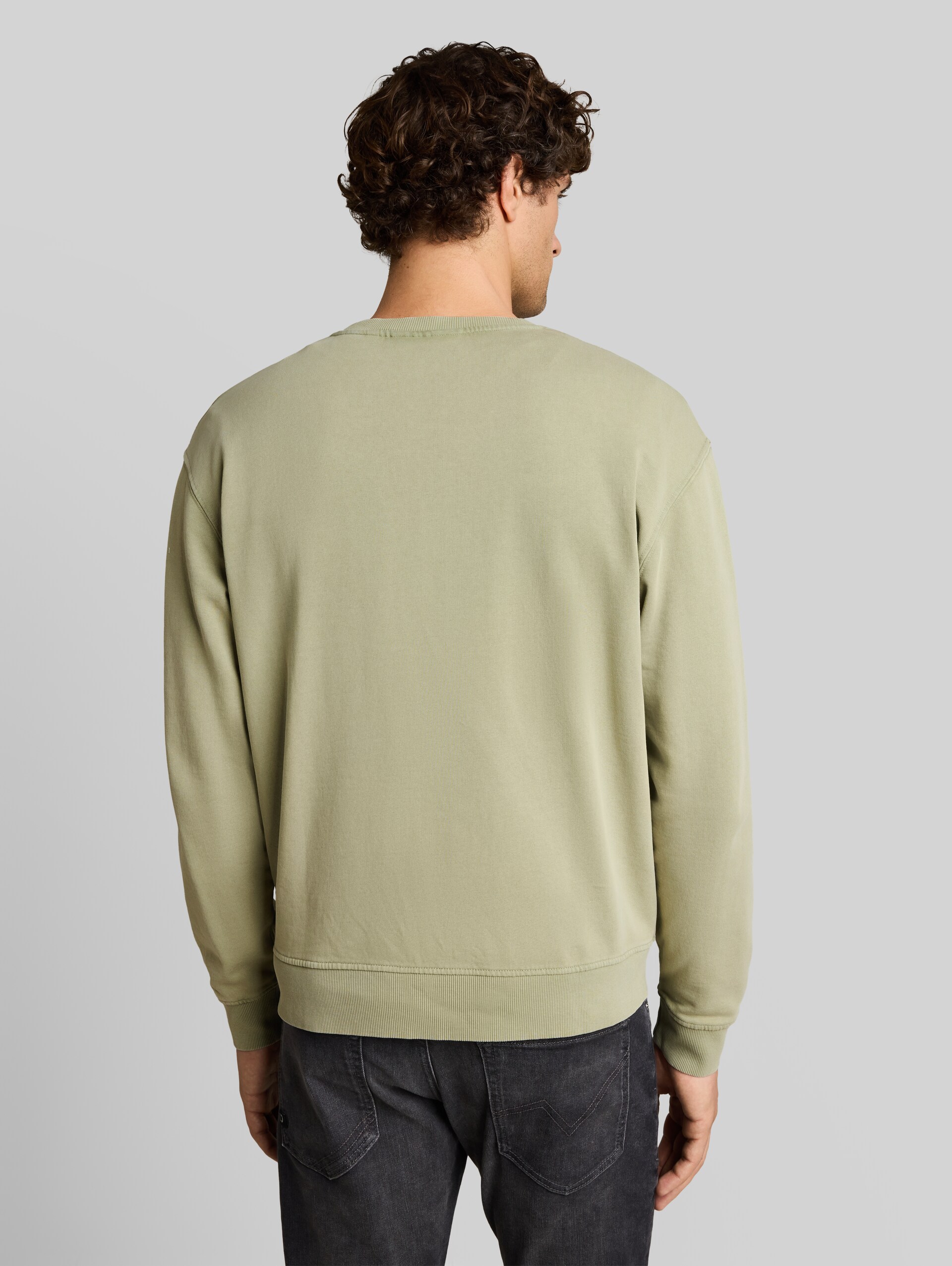 Relaxed Fit Sweatshirt mit Print - dark sage green - Auschnitt Model-Rückansicht