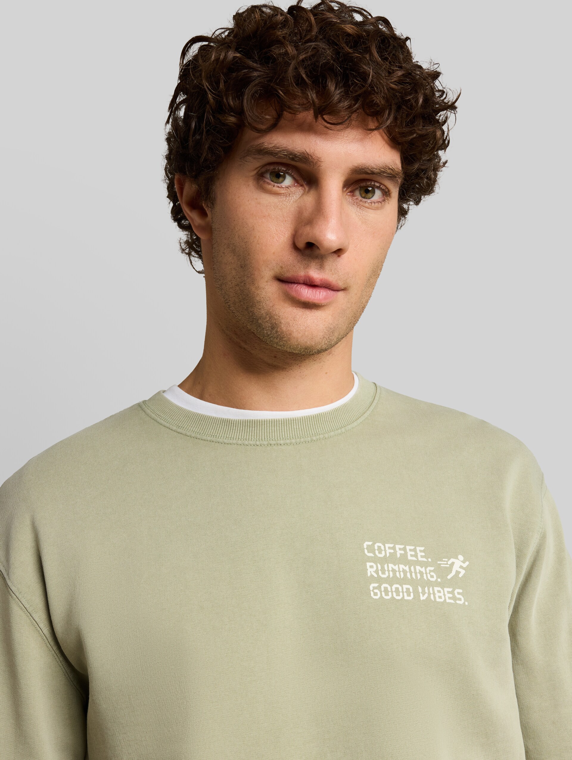 Relaxed Fit Sweatshirt mit Print - dark sage green - Detail-Model-Ansicht