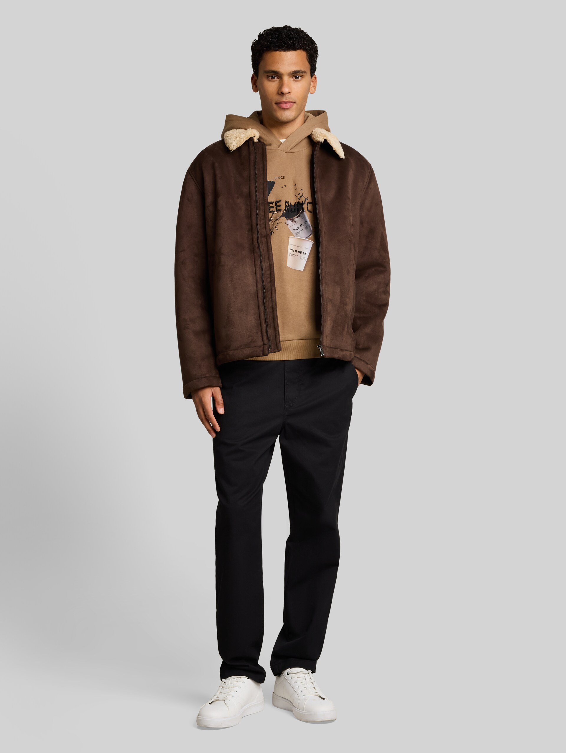 Sweatshirt met capuchon in relaxte pasvorm en print - malt brown - Model vooraanzicht