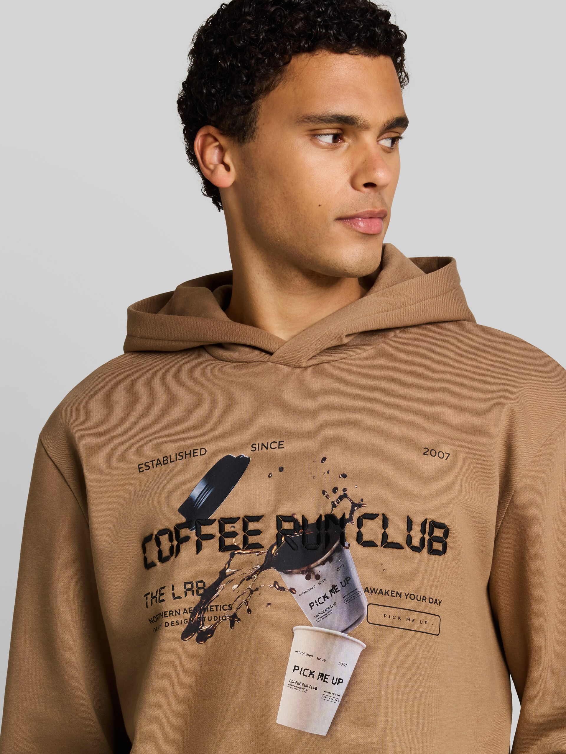 Sweatshirt met capuchon in relaxte pasvorm en print - malt brown - Detailaanzicht model