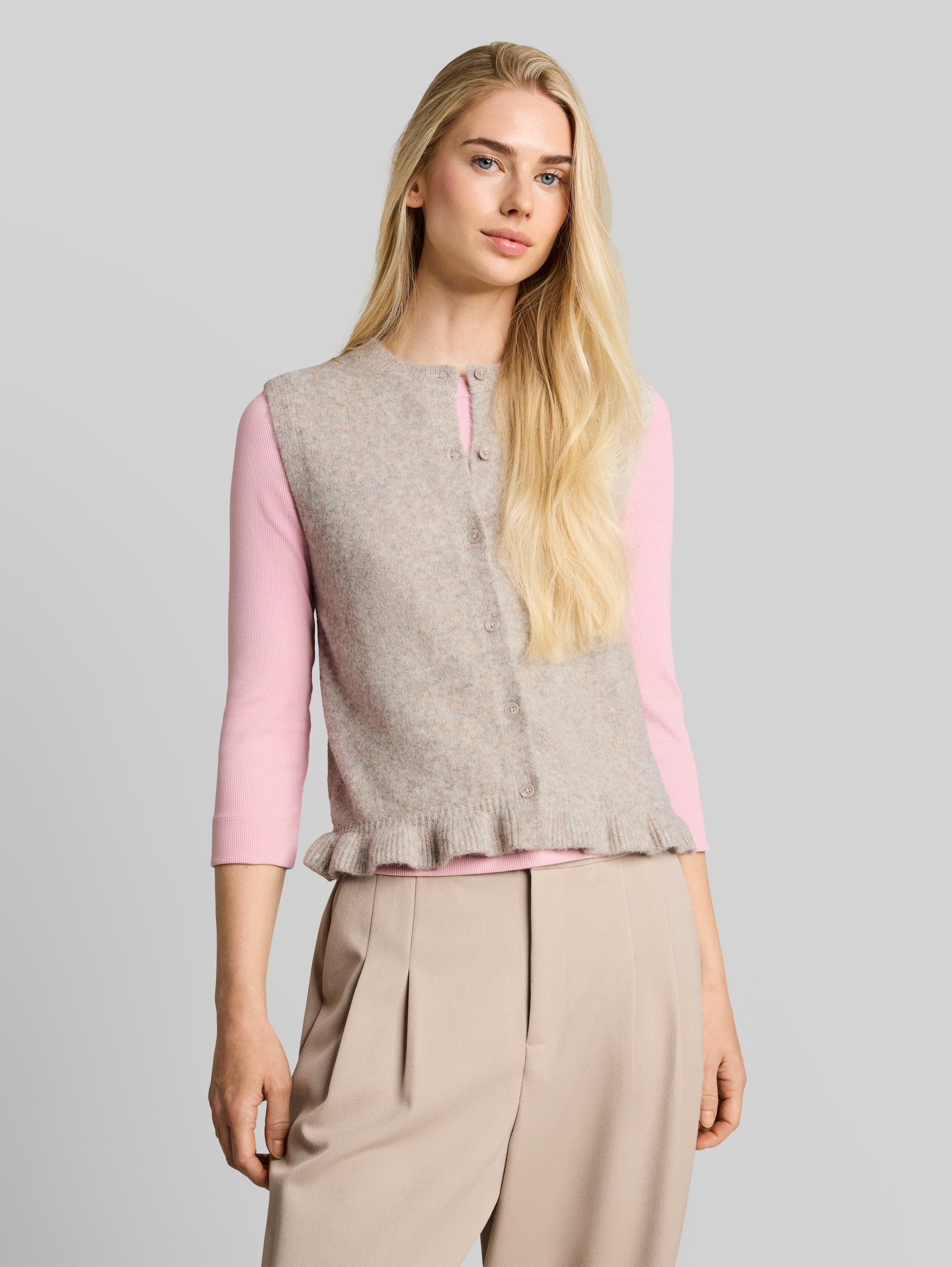 Gezellig gebreid vest met ruches - atmosphere beige melange - Nek model vooraanzicht