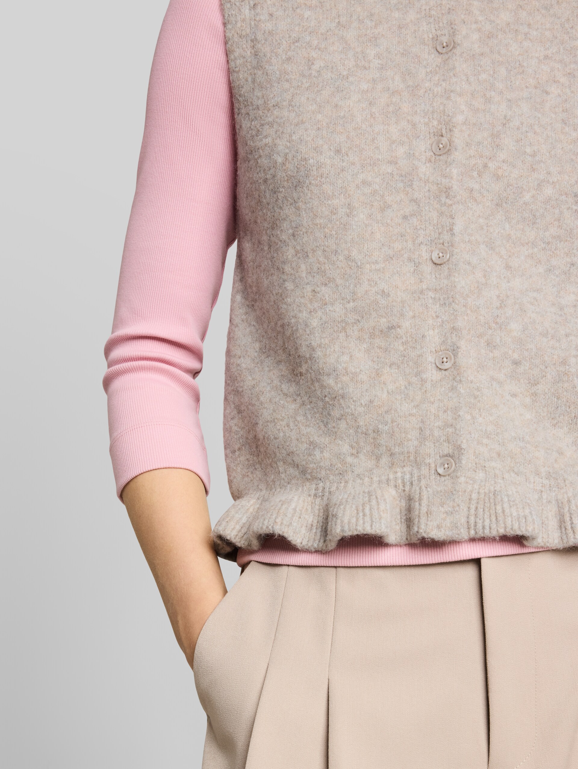 Gezellig gebreid vest met ruches - atmosphere beige melange - Detailaanzicht model