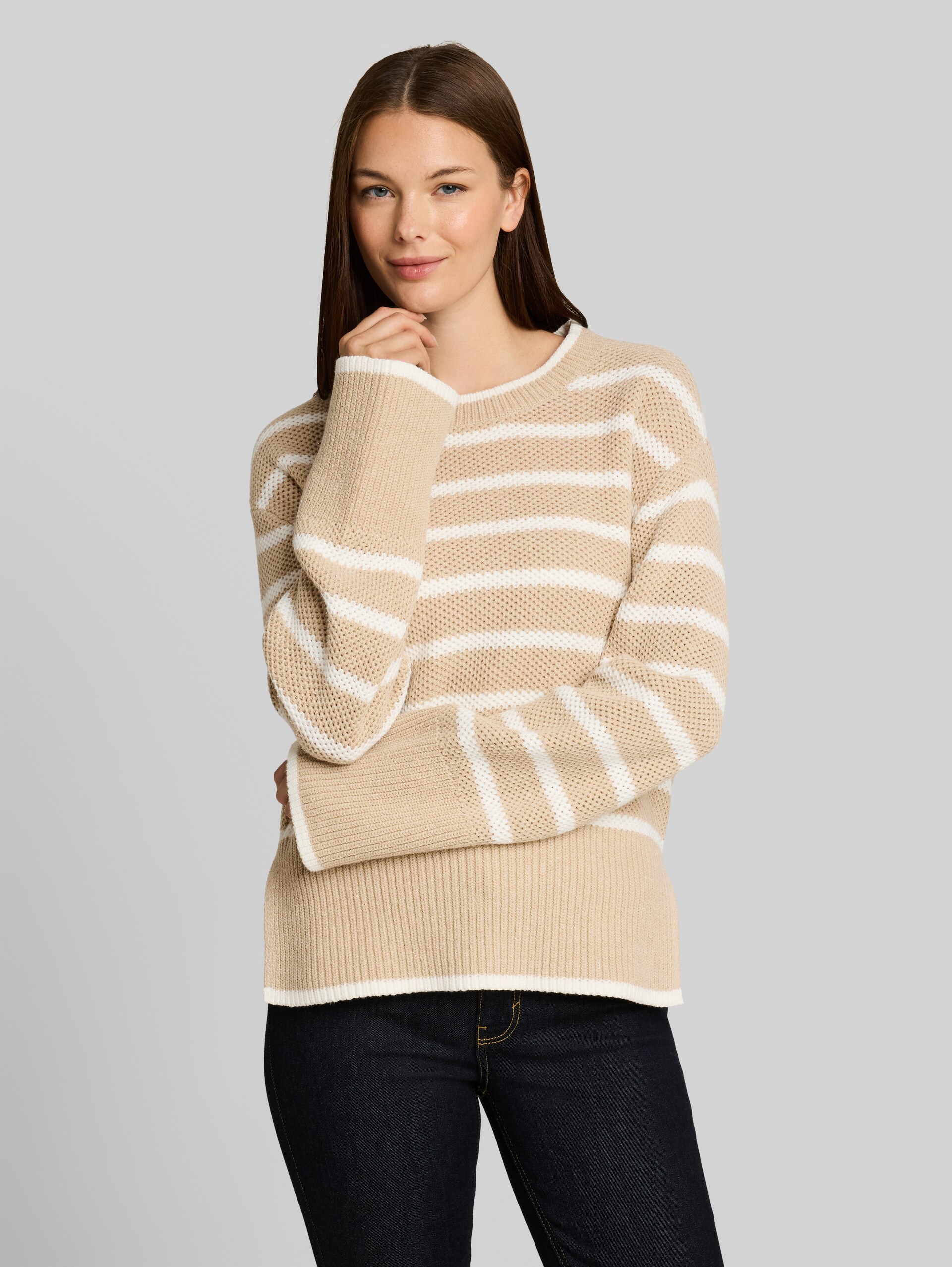 Oversize Strickpullover mit Streifenmuster - beige melange white stripe - Ausschnitt Model-Vorderansicht