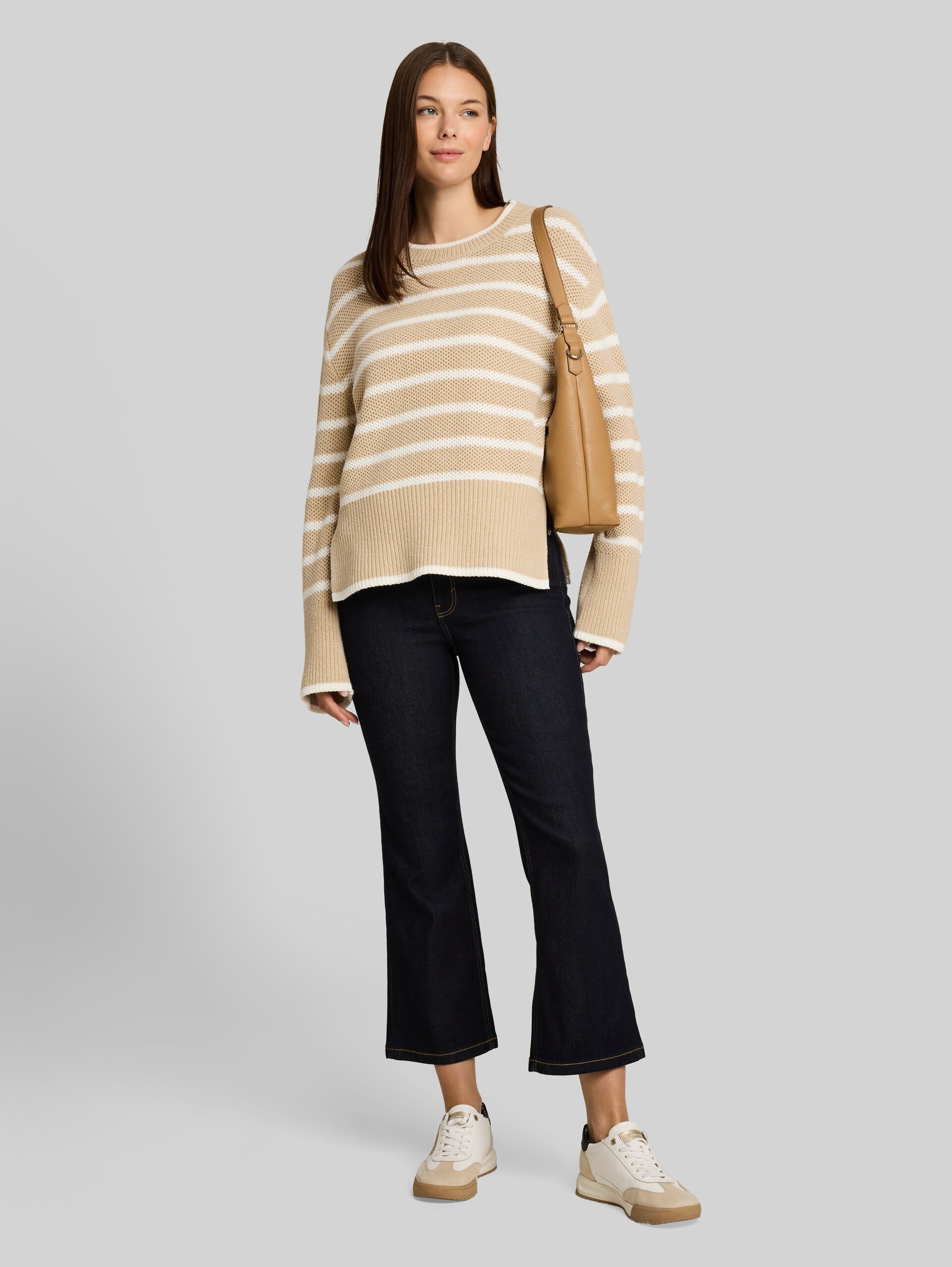 Oversize Strickpullover mit Streifenmuster - beige melange white stripe - Model-Vorderansicht