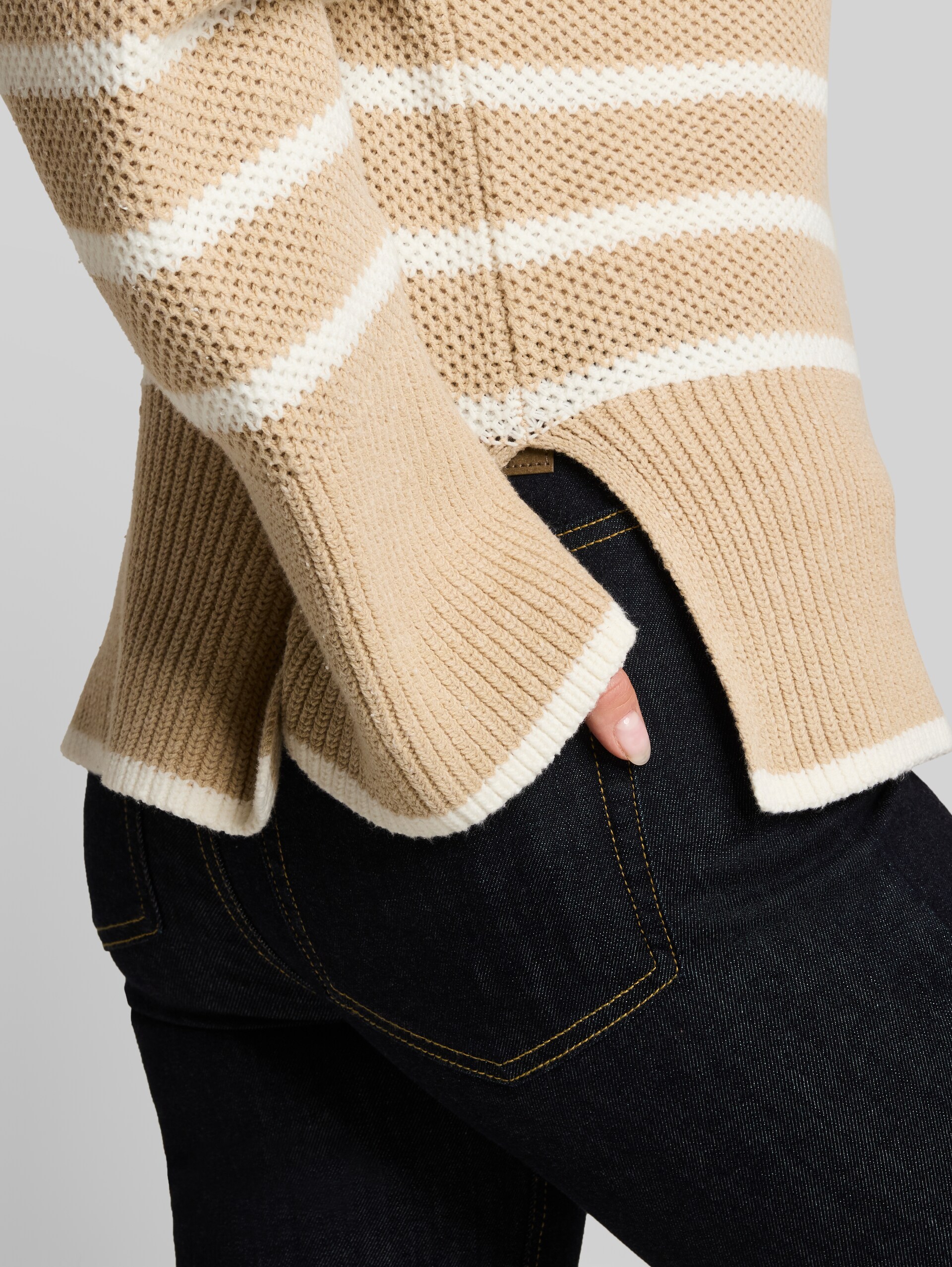 Oversize Strickpullover mit Streifenmuster - beige melange white stripe - Detail-Model-Ansicht
