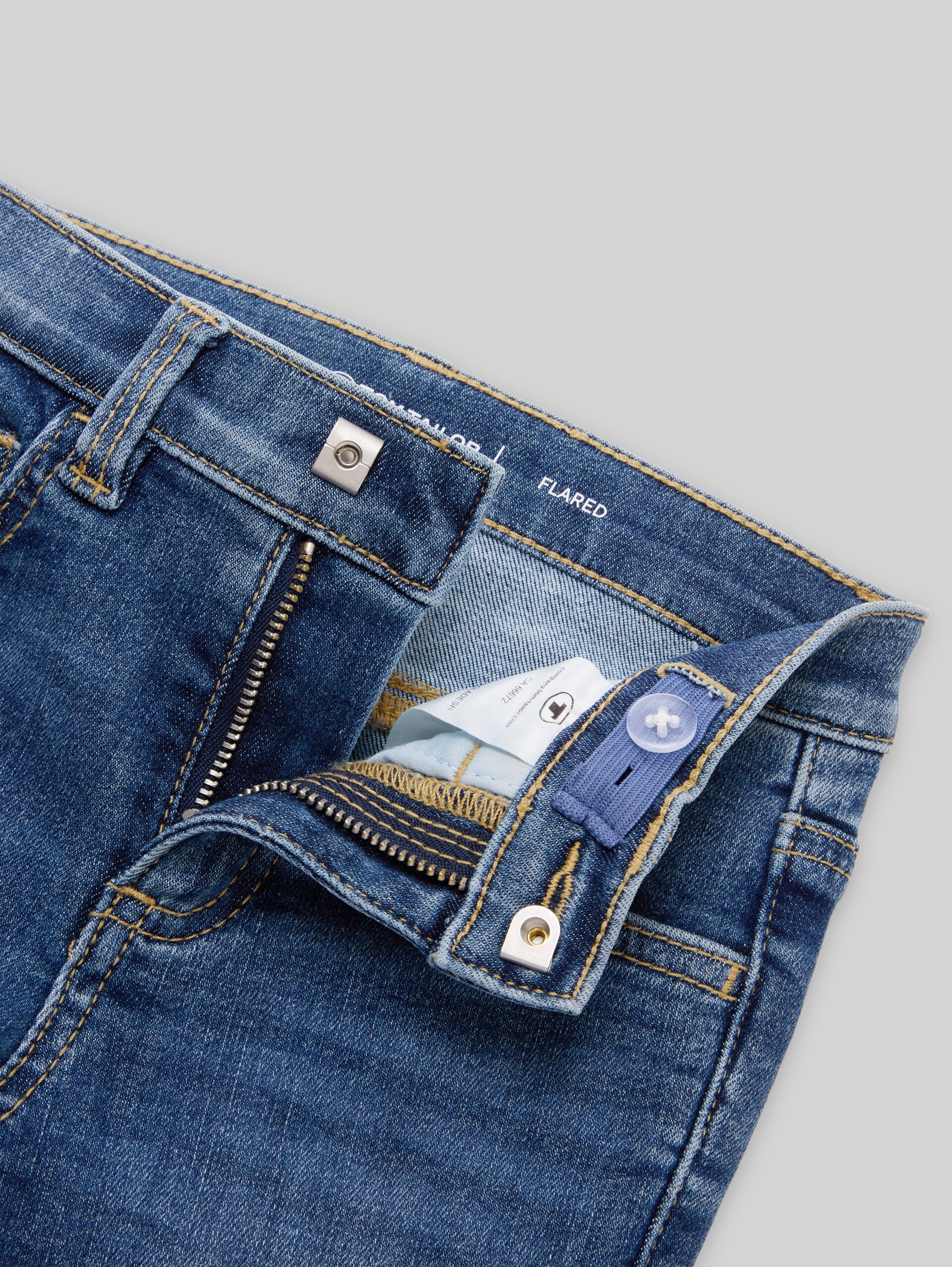 Flared Jeans mit Stretch - Used Dark Stone Blue Denim - Detail-Model-Ansicht