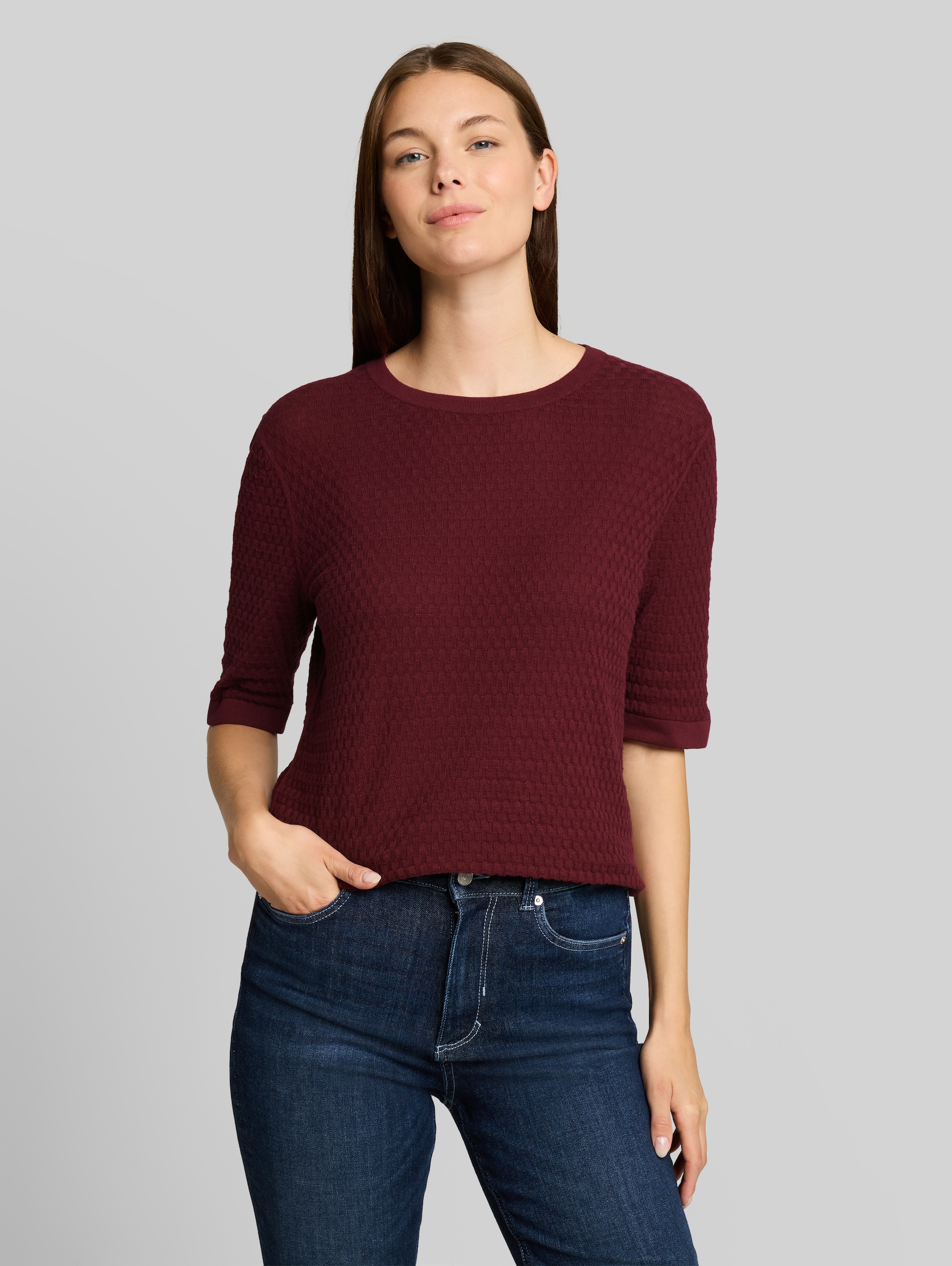 Cotton knitted jumper - Preppy Plum - Neckline model front view