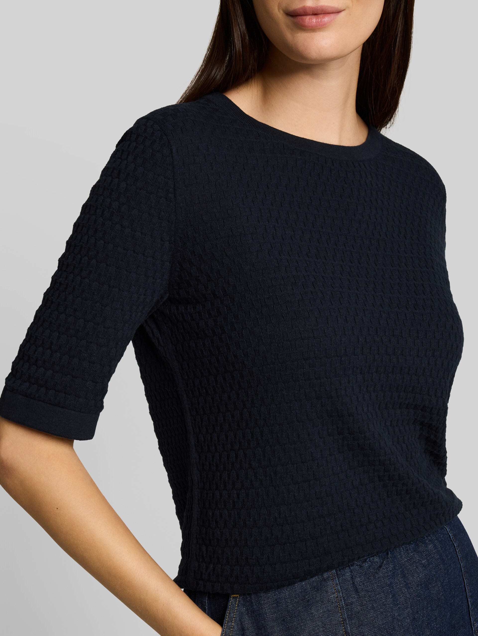 Strickpullover aus Baumwolle - sky captain blue - Detail-Model-Ansicht