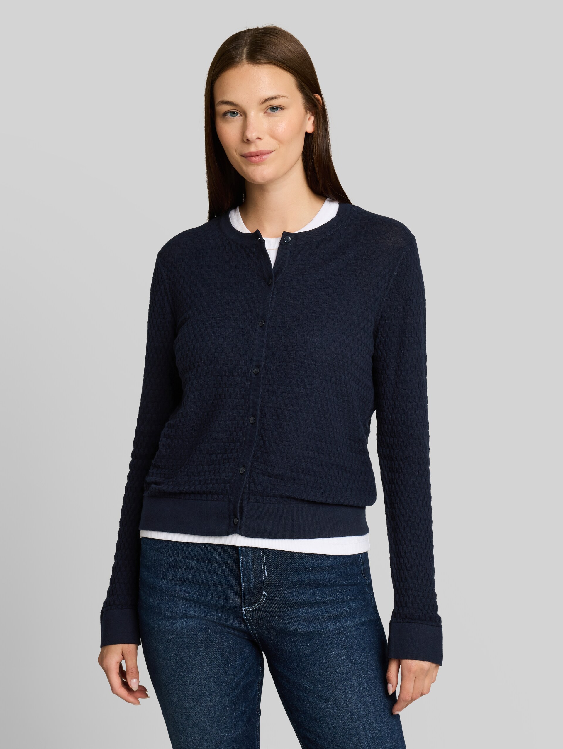 Cardigan aus Baumwolle - sky captain blue - Ausschnitt Model-Vorderansicht