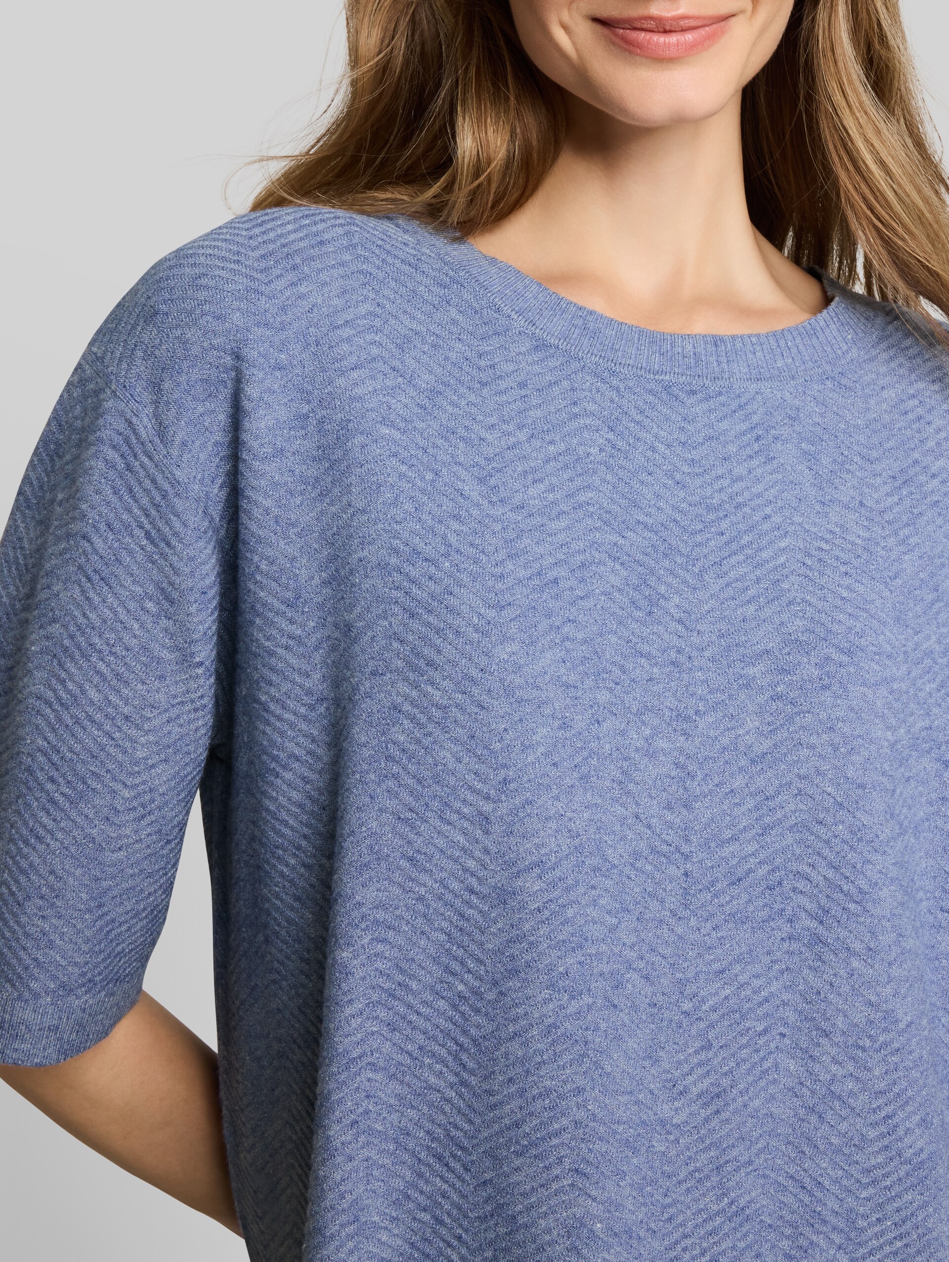 Loose Fit Strickpullover - fern blue melange - Detail-Model-Ansicht
