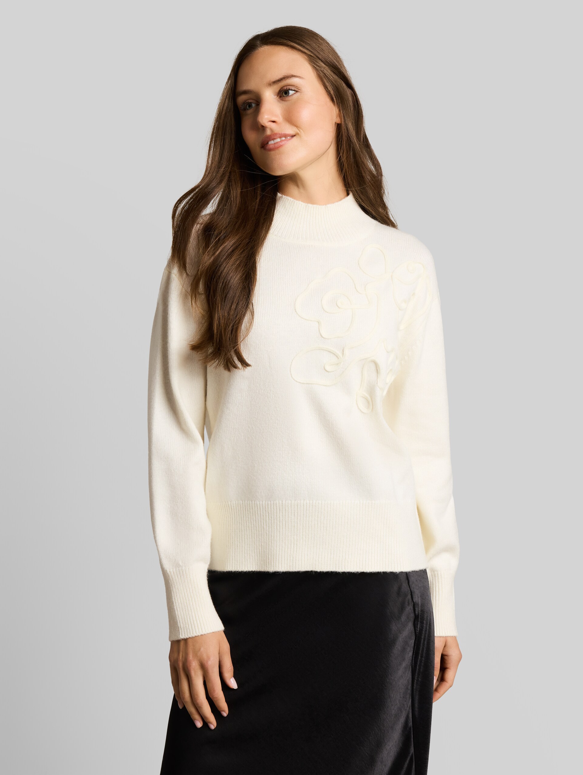 Oversized gezellig gebreid vest met bloemenborduursel - Whisper White - Nek model vooraanzicht