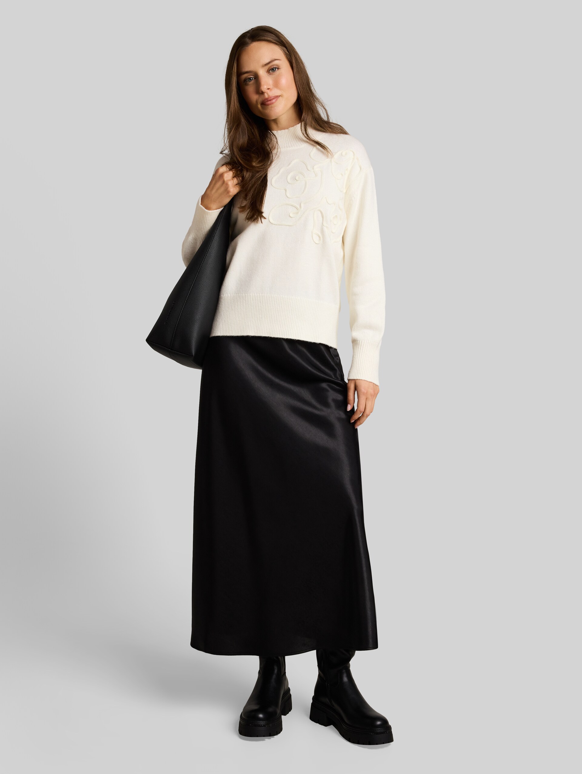 Oversized gezellig gebreid vest met bloemenborduursel - Whisper White - Model vooraanzicht