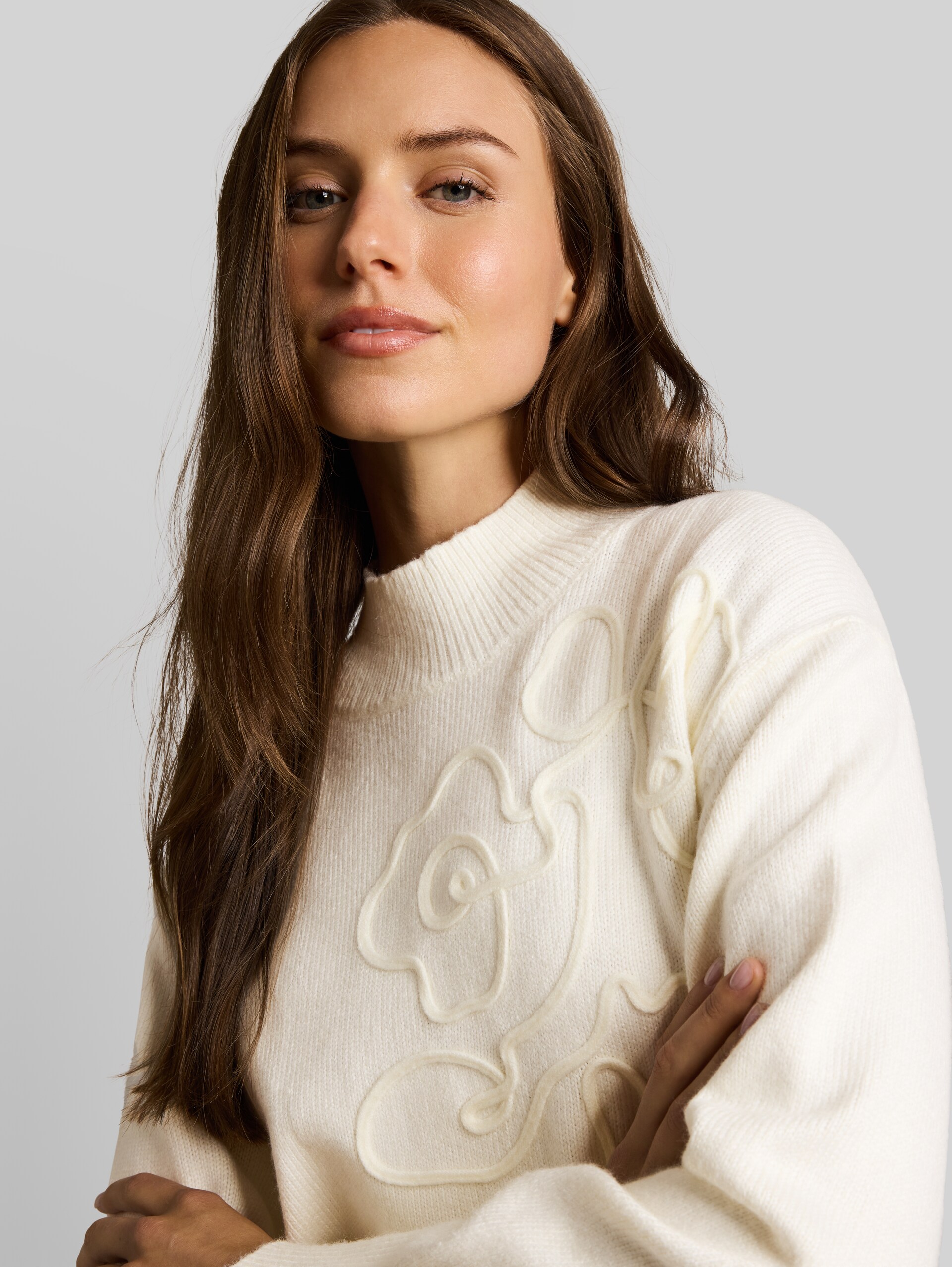 Oversized gezellig gebreid vest met bloemenborduursel - Whisper White - Detailaanzicht model