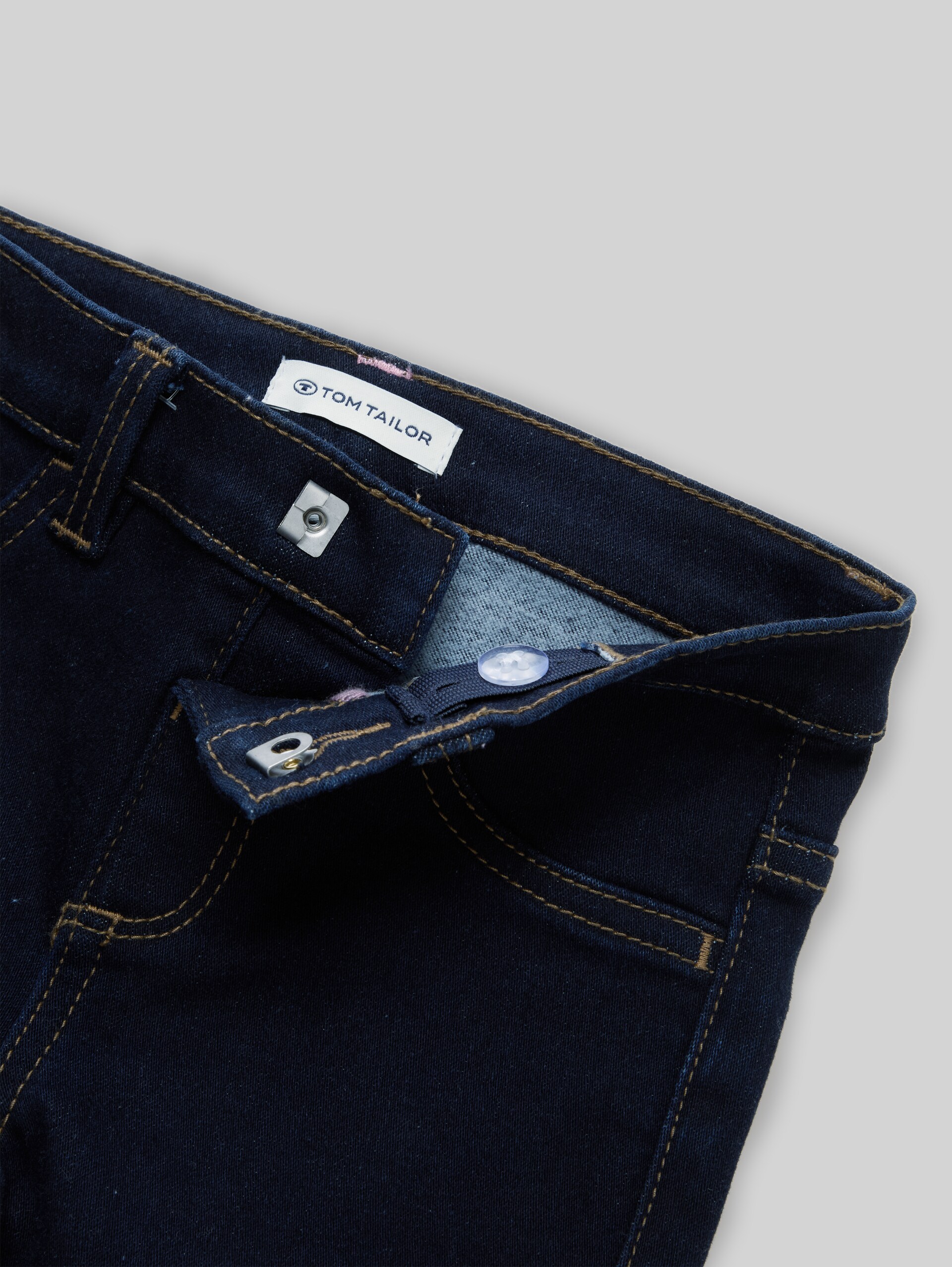 Treggings Jeans mit Herz-Verschluss - Rinsed Blue Denim - Detail-Model-Ansicht