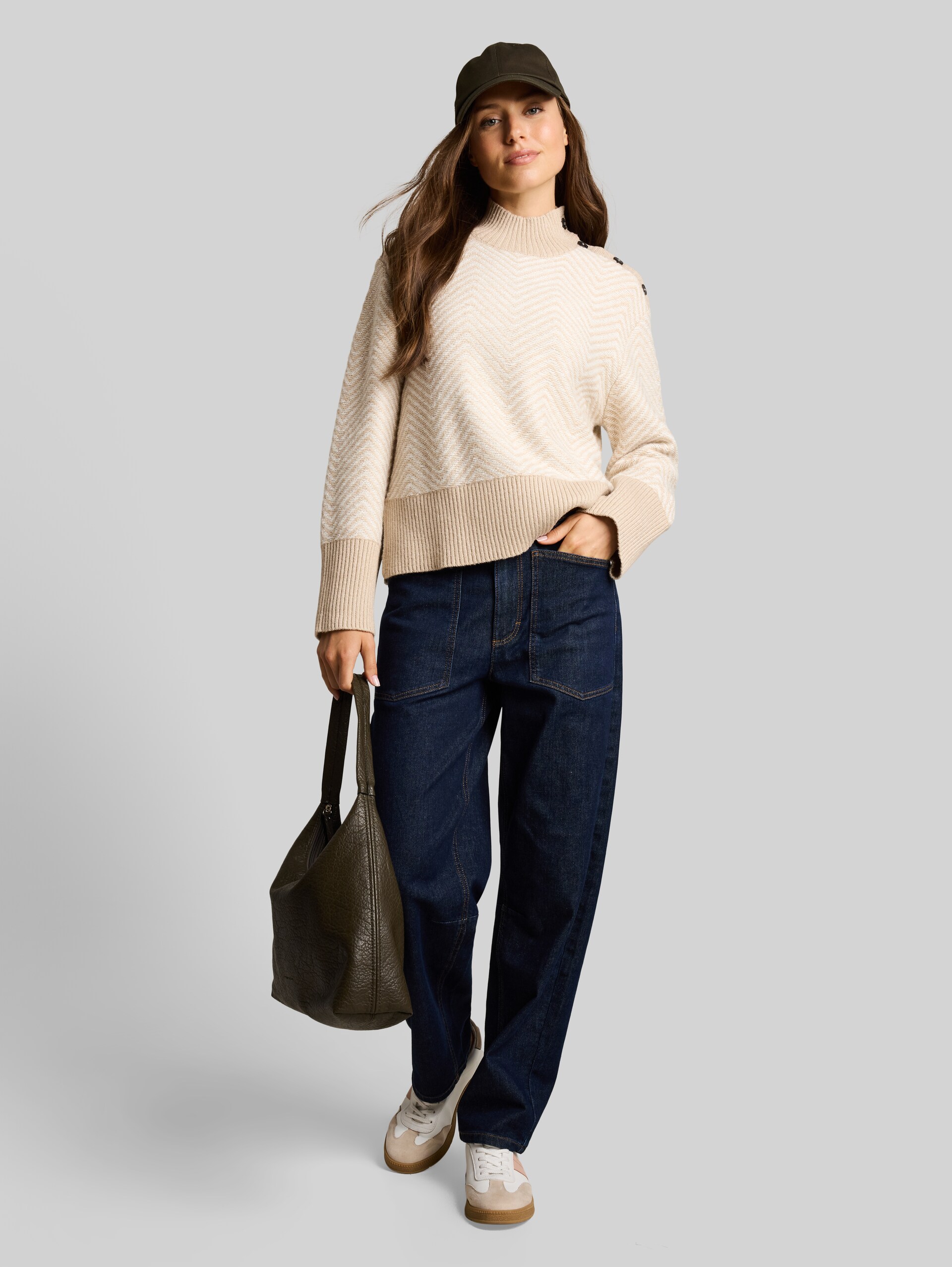 Pull en maille ample et douillet avec boutons - beige melange white zig zag - Vue de face du modèle