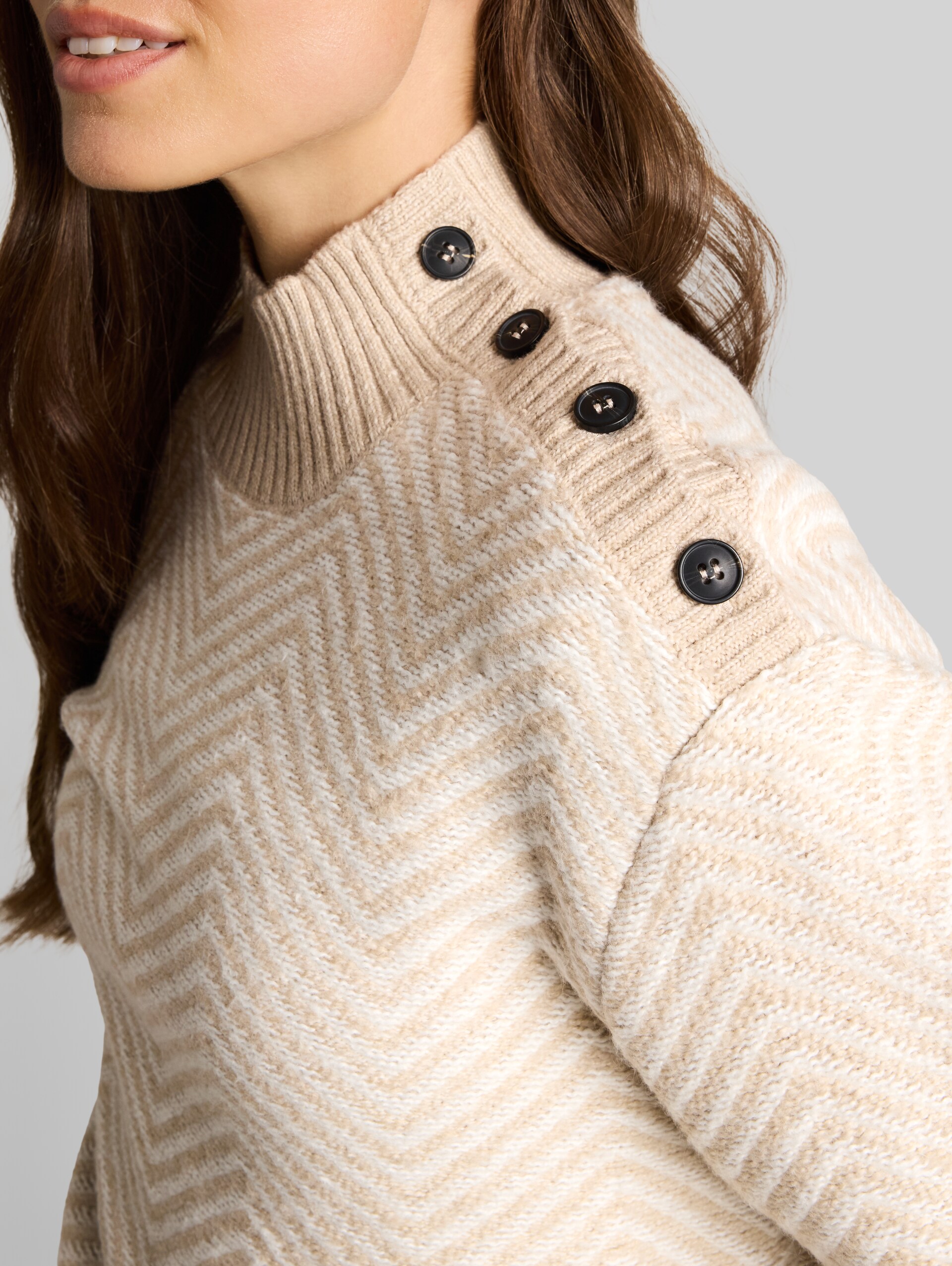 Pull en maille ample et douillet avec boutons - beige melange white zig zag - Vue détaillée du modèle