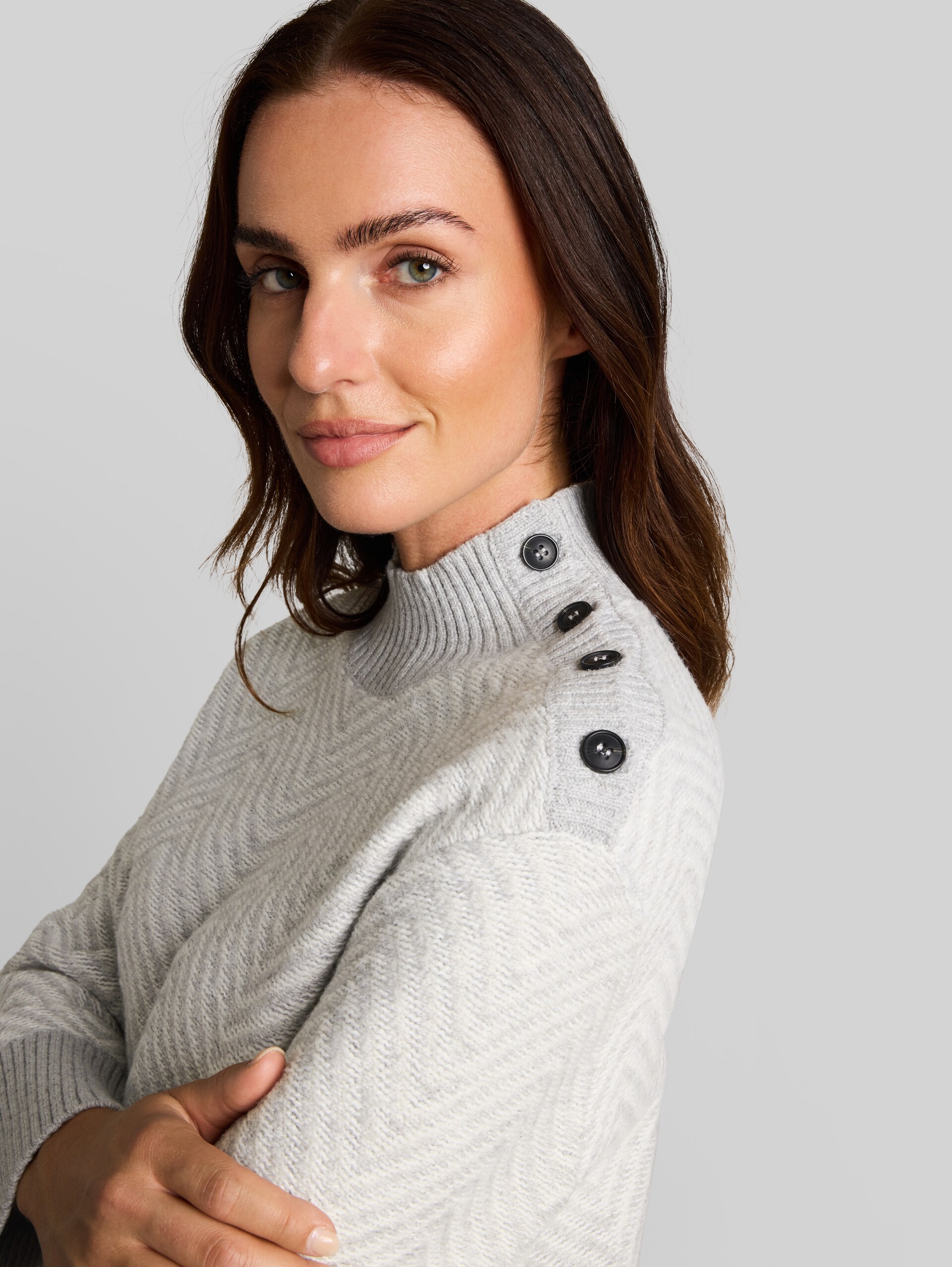 Loose Fit Cosy Strickpullover mit Knöpfen - soft grey zig zag - Detail-Model-Ansicht