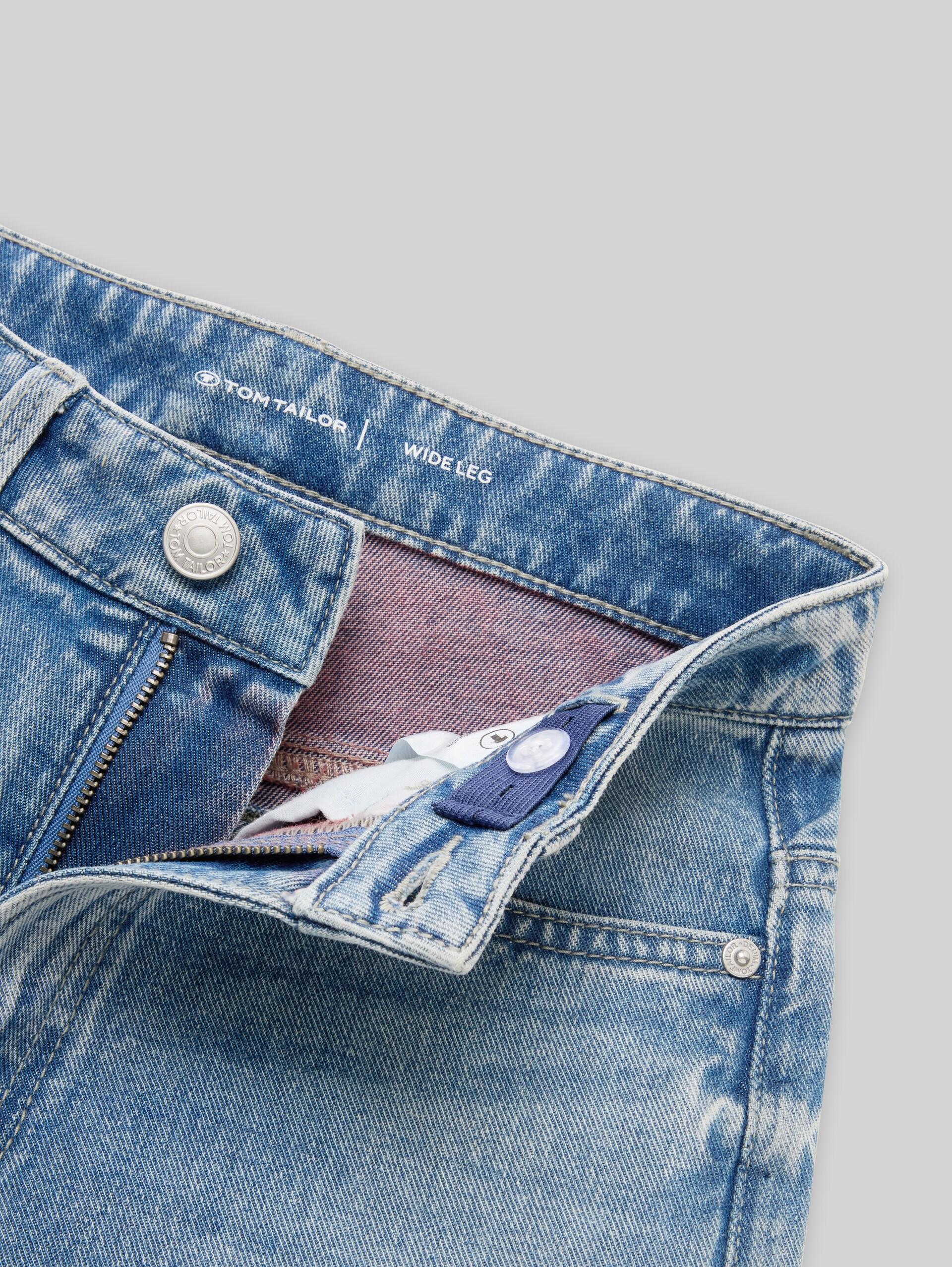 Wide Leg Jeans mit Turn-Up - Light Stone Blue Denim Tint - Detail-Model-Ansicht