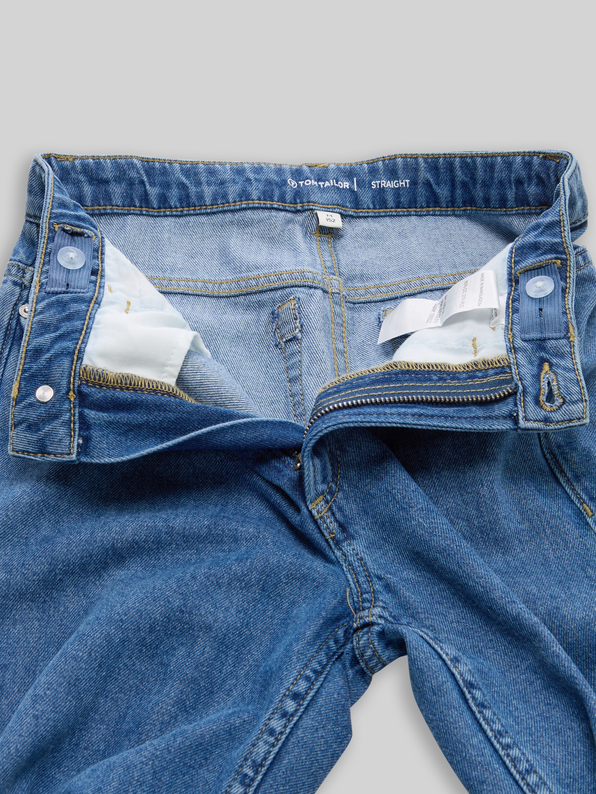 Straight Jeans - Clean Mid Stone Blue Denim - Detail-Model-Ansicht