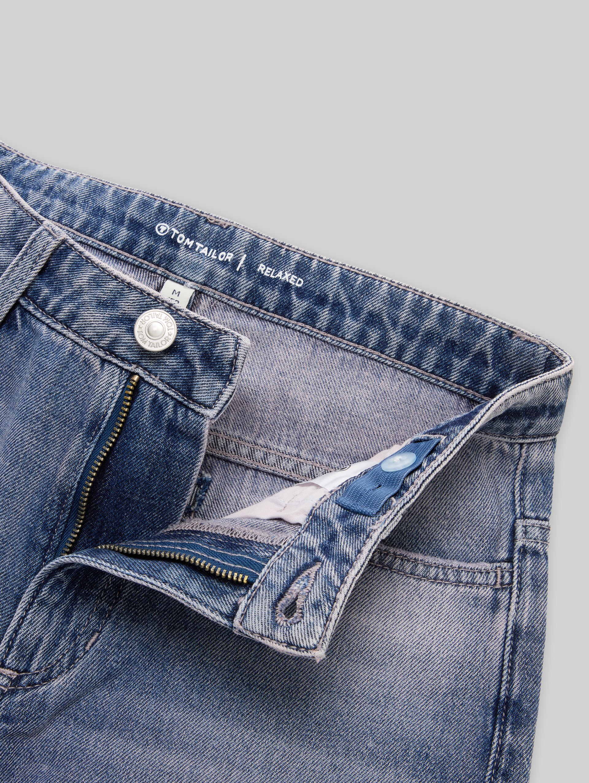 Relaxed Skater Jeans - Tinted Blue Denim - Detail-Model-Ansicht