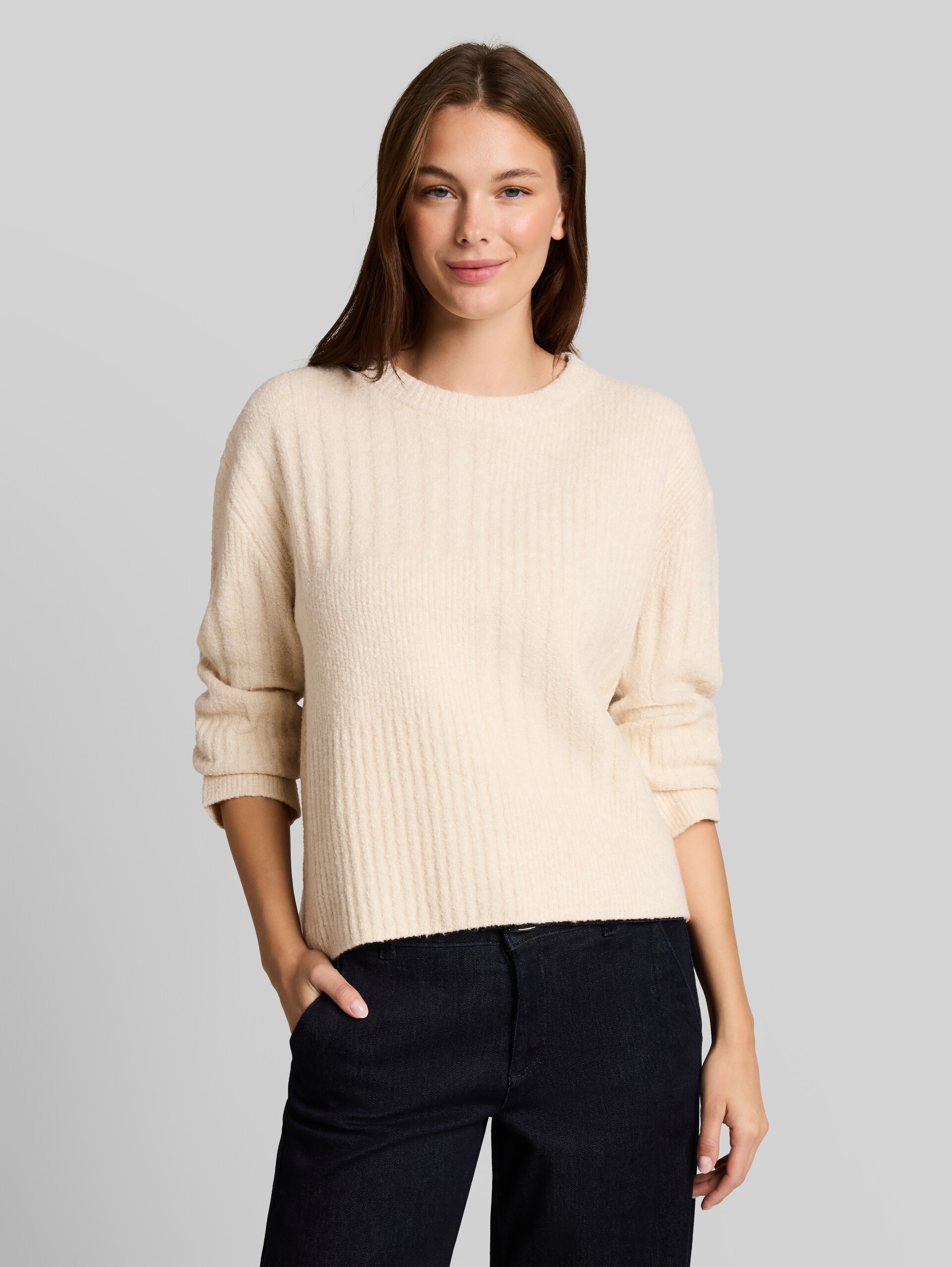 Loose Fit Bouclé Strickpullover - whisper offwhite melange - Ausschnitt Model-Vorderansicht