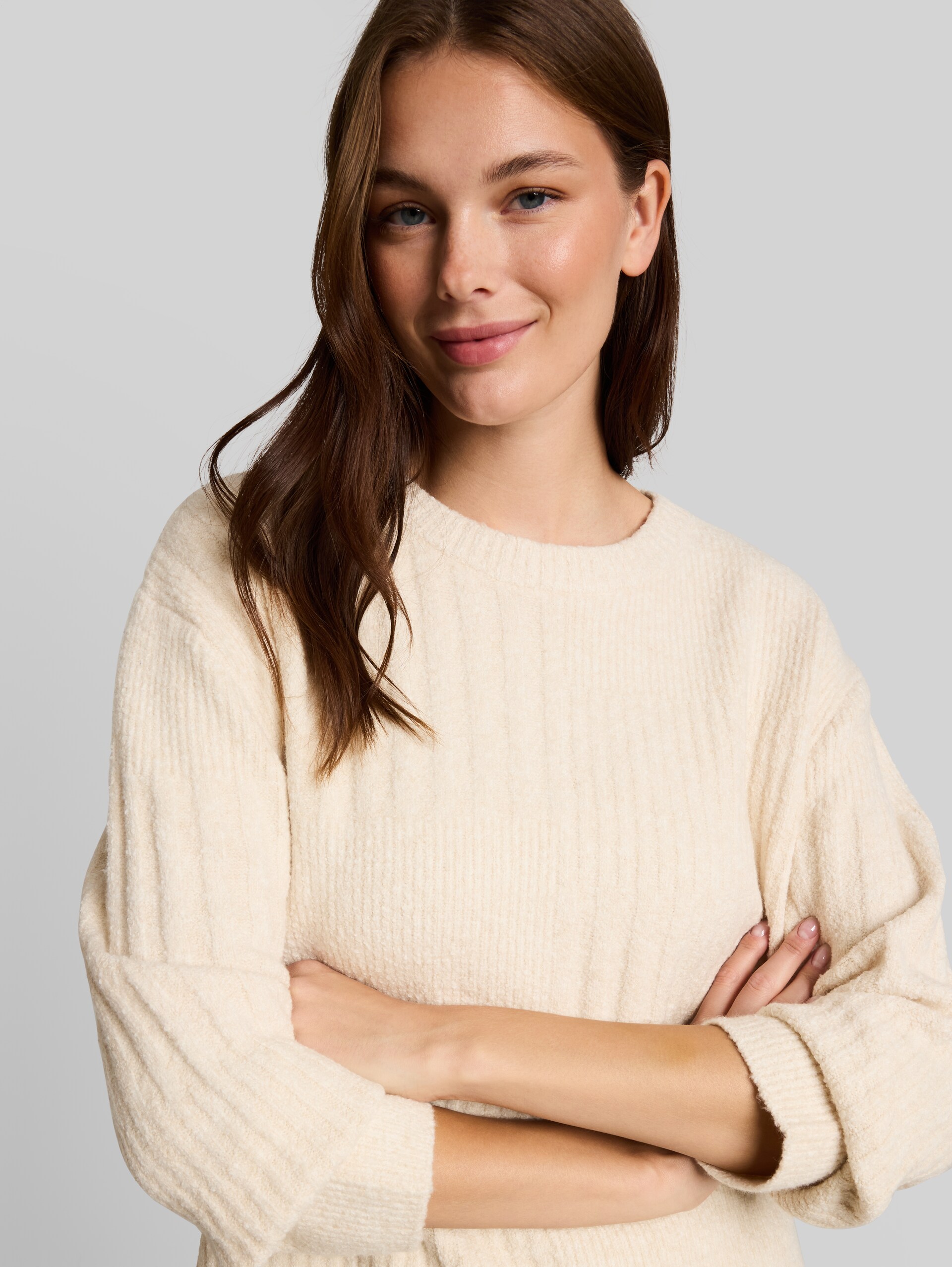 Loose Fit Bouclé Strickpullover - whisper offwhite melange - Detail-Model-Ansicht