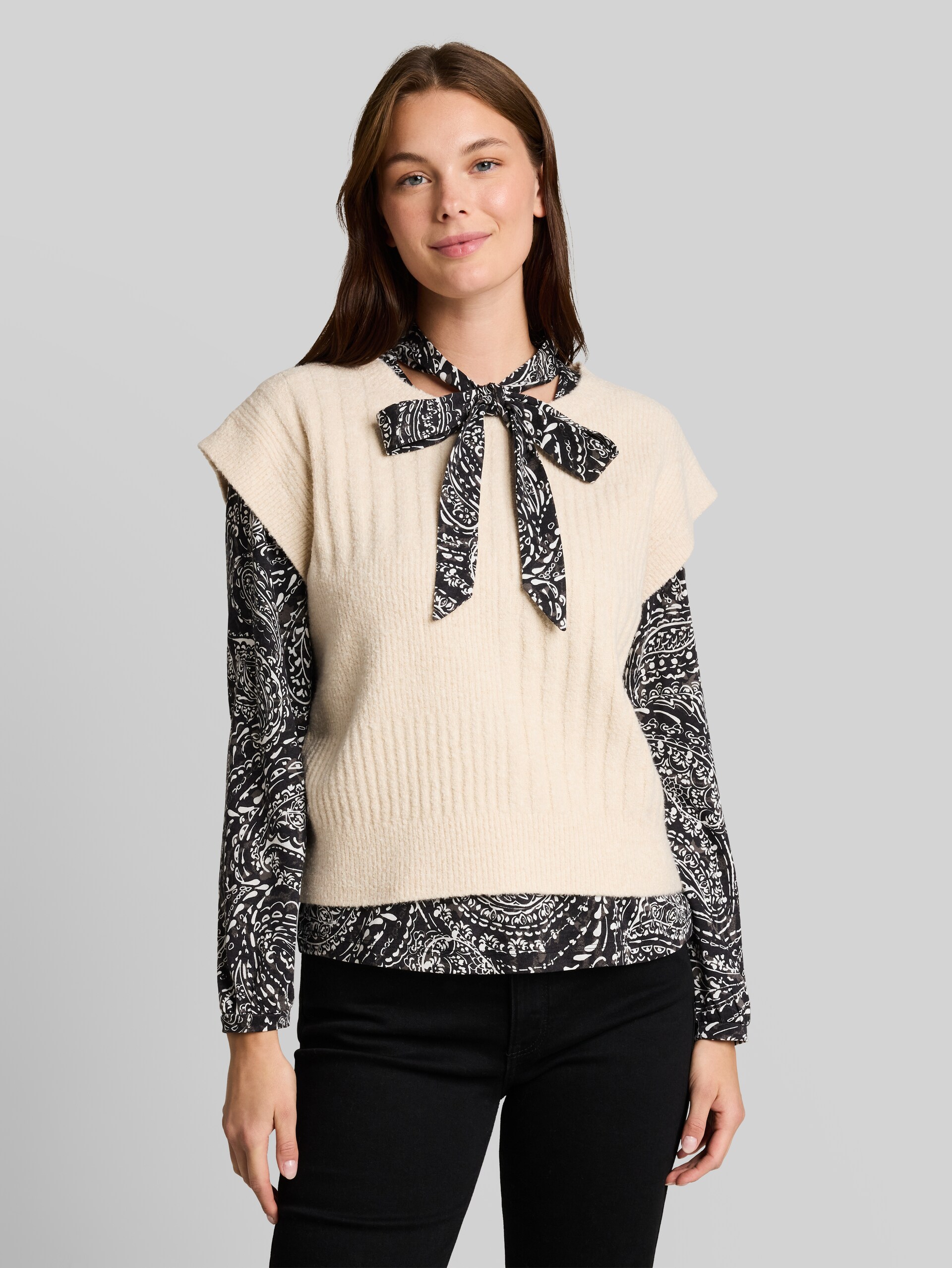 Bouclé Pullunder mit Rundhalsausschnitt - whisper offwhite melange - Ausschnitt Model-Vorderansicht