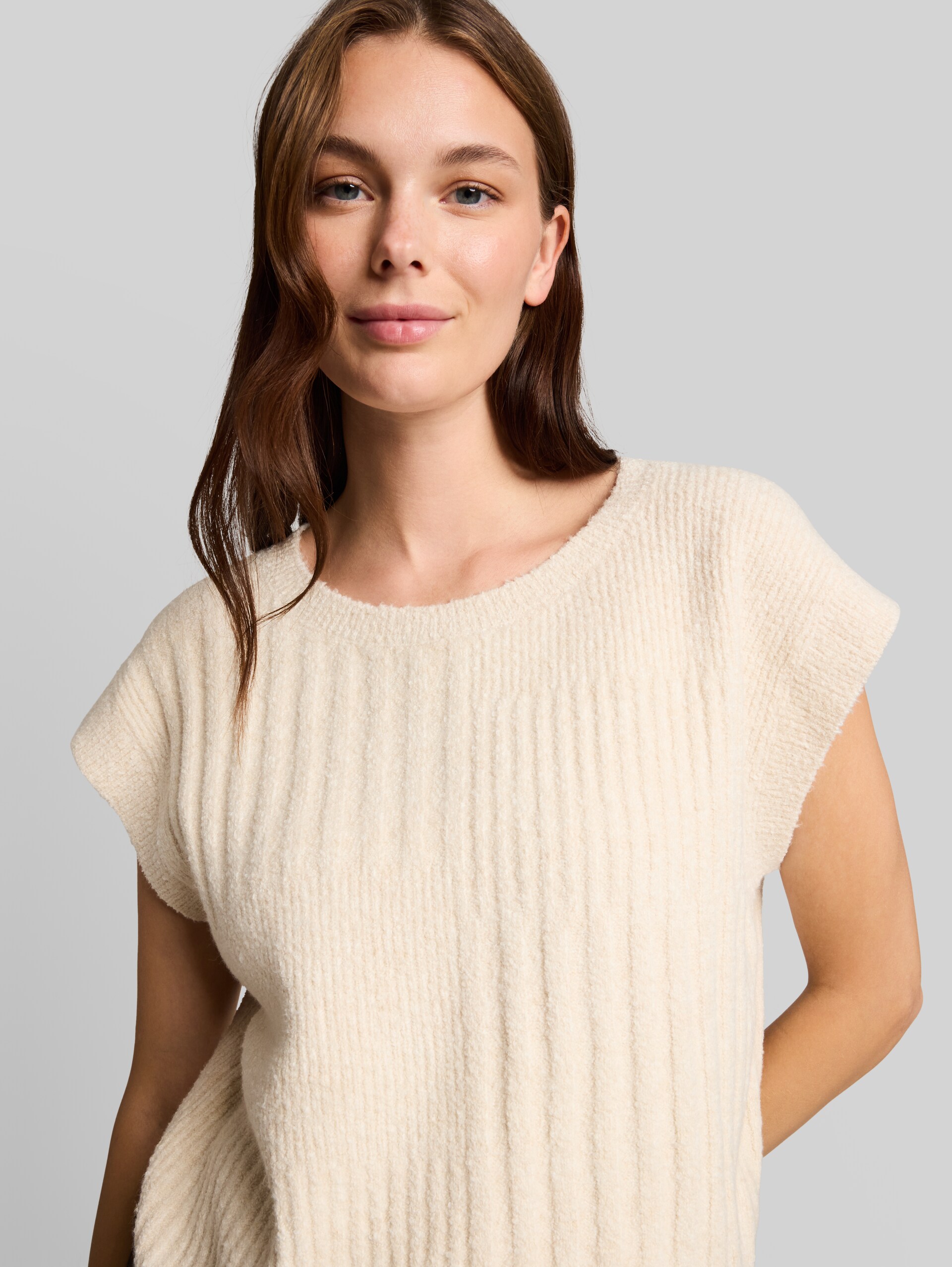 Bouclé Pullunder mit Rundhalsausschnitt - whisper offwhite melange - Detail-Model-Ansicht