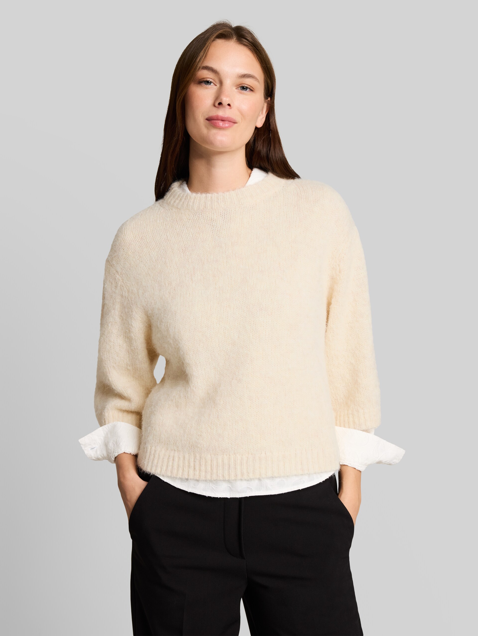 Pull en maille ample avec une part de laine - whisper offwhite melange - Découpe Vue de face du modèle
