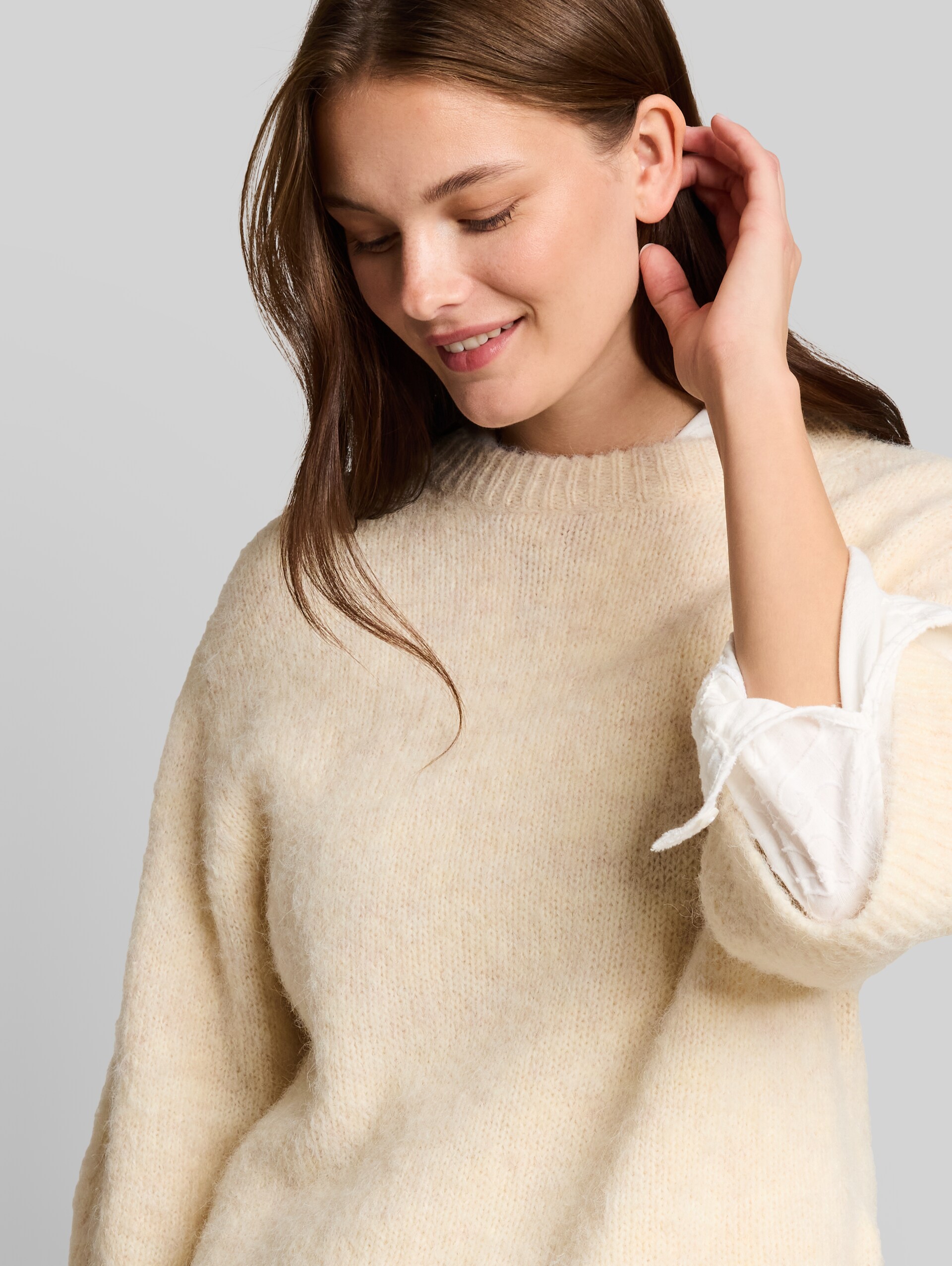 Pull en maille ample avec une part de laine - whisper offwhite melange - Vue détaillée du modèle