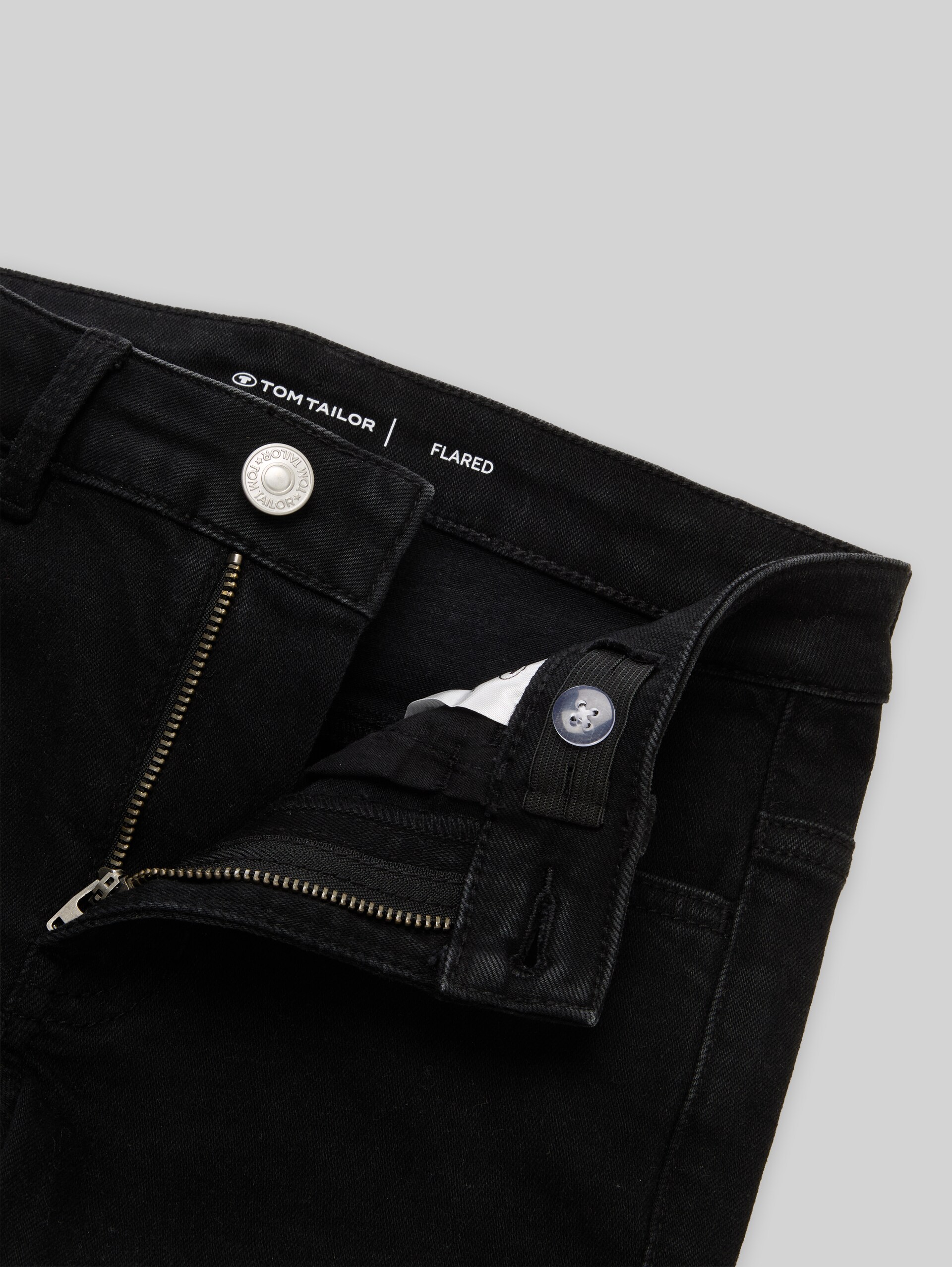 Flared Jeans mit Stretch - black black denim - Detail-Model-Ansicht