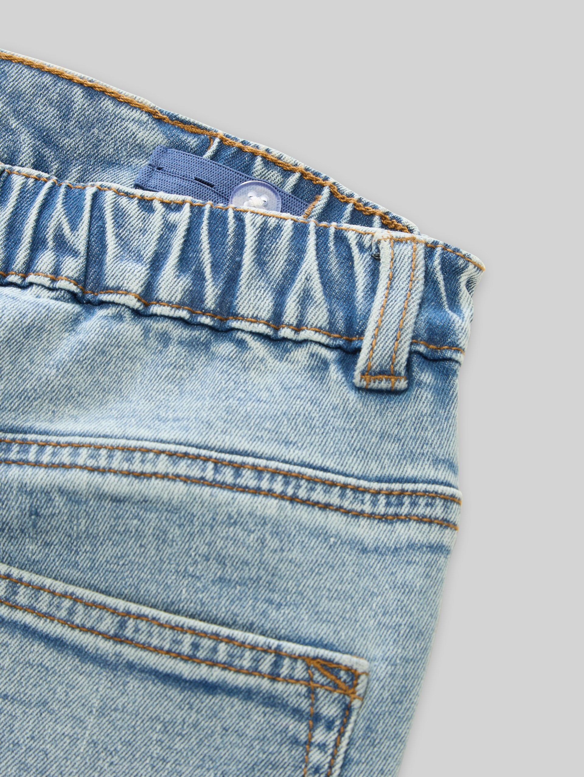 Relaxed Jeans mit Stretch - Used Light Stone Blue Denim - Detail-Model-Ansicht