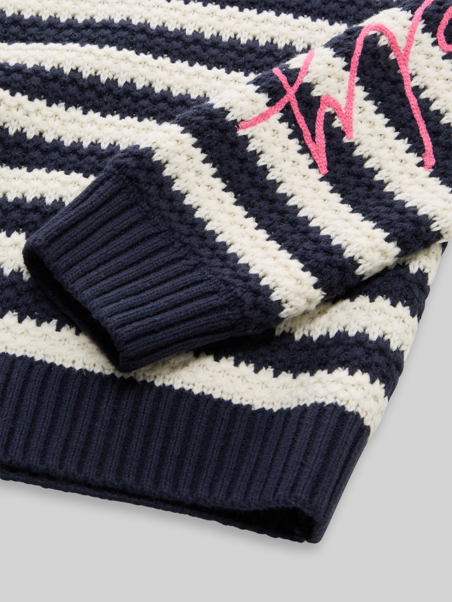 Strickpullover mit Streifenmuster - navy offwhite stripe pink - Detail-Model-Ansicht