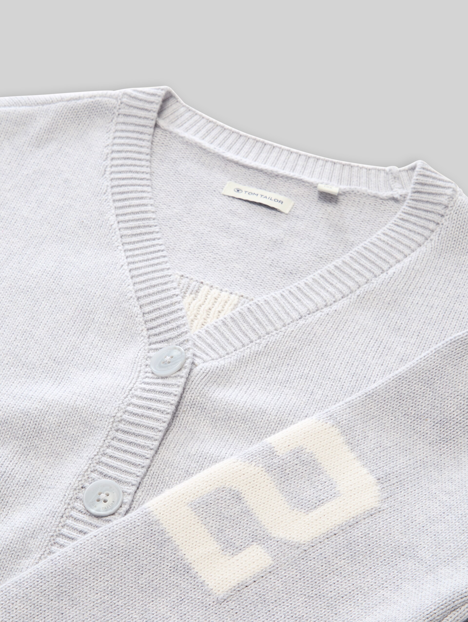 Jacquard Cardigan mit Schriftzug auf der Rückseite - Light Stone Grey Melange - Detail-Model-Ansicht