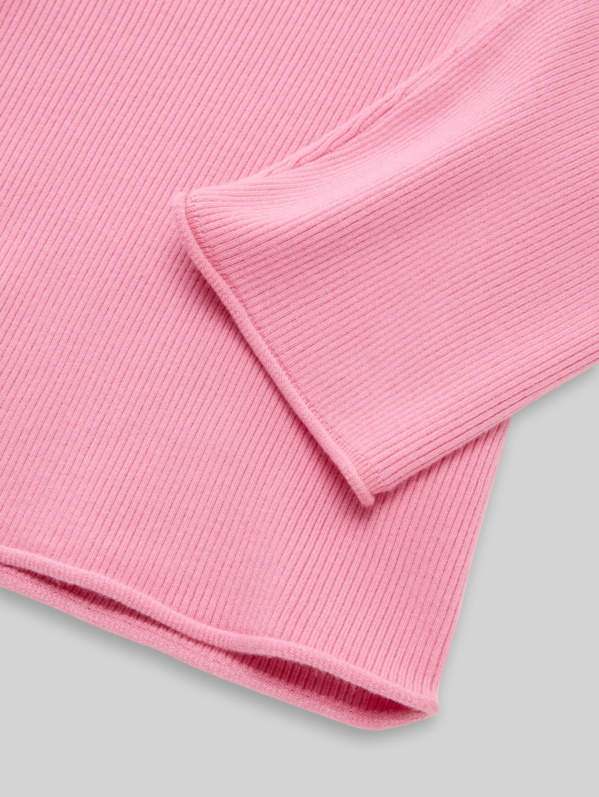 Cropped Strickpullover mit gerollten Saumkanten - Soft Blush Rose - Detail-Model-Ansicht