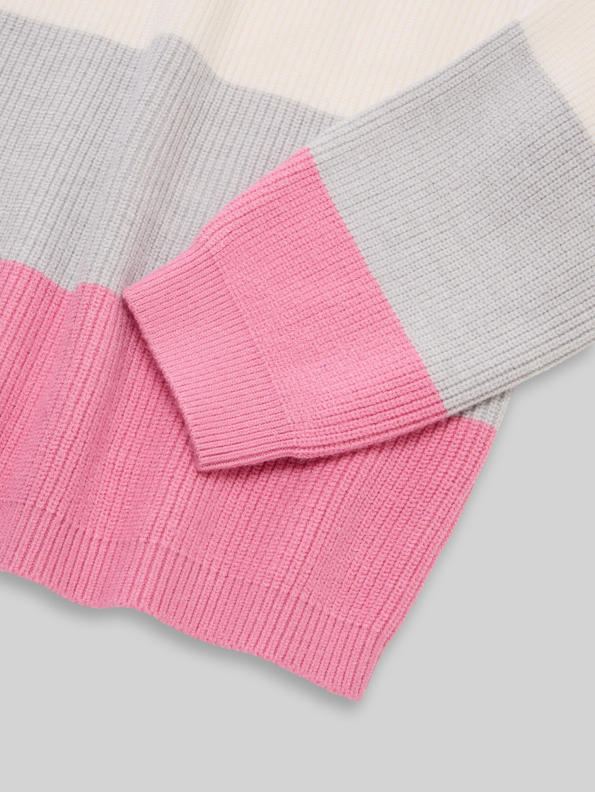 Korte gebreide trui met colour blocking - pink colorblock - Detailaanzicht model