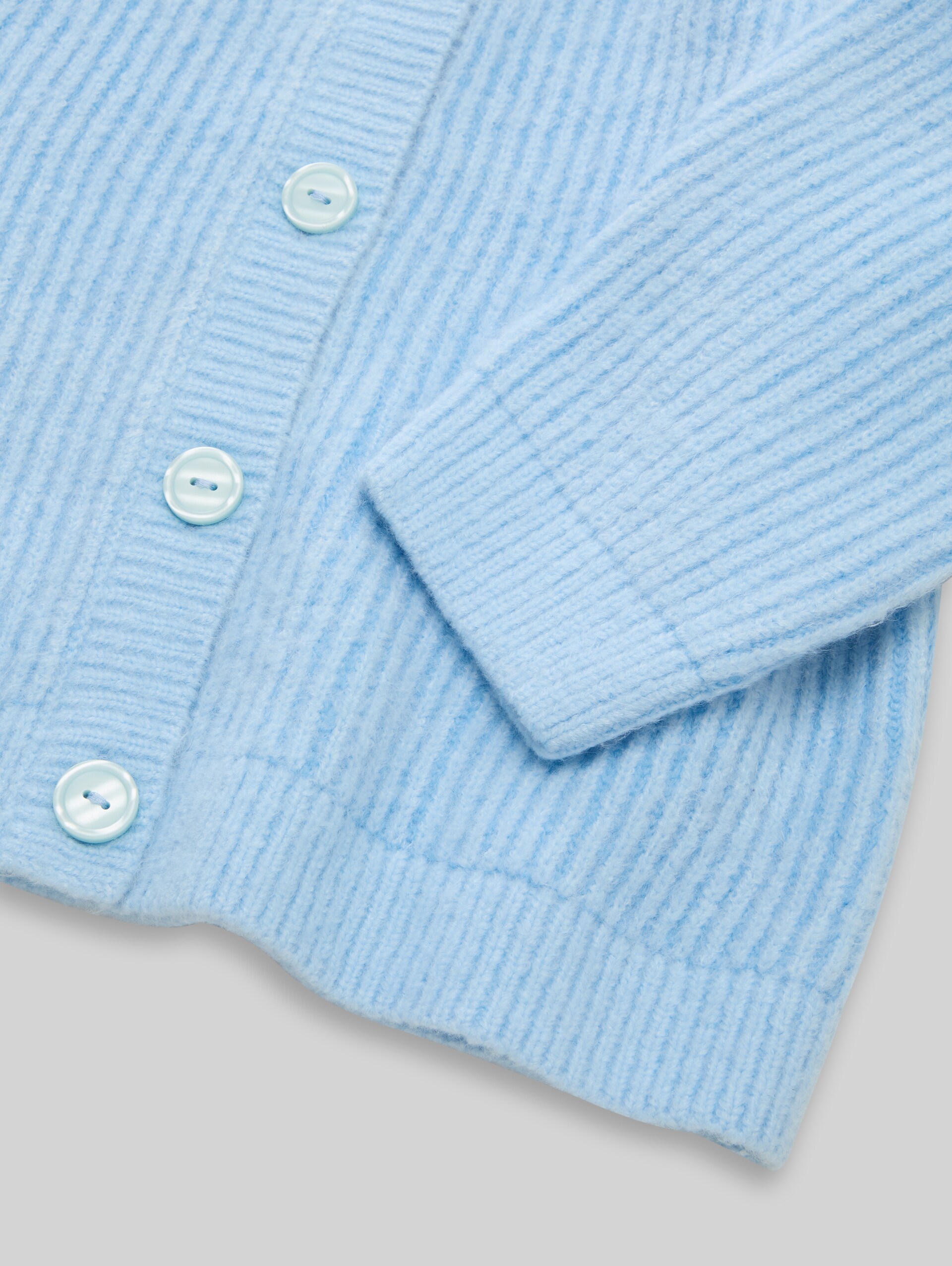 Cosy Cardigan mit Rundhalsausschnitt - light cloudy blue - Detail-Model-Ansicht