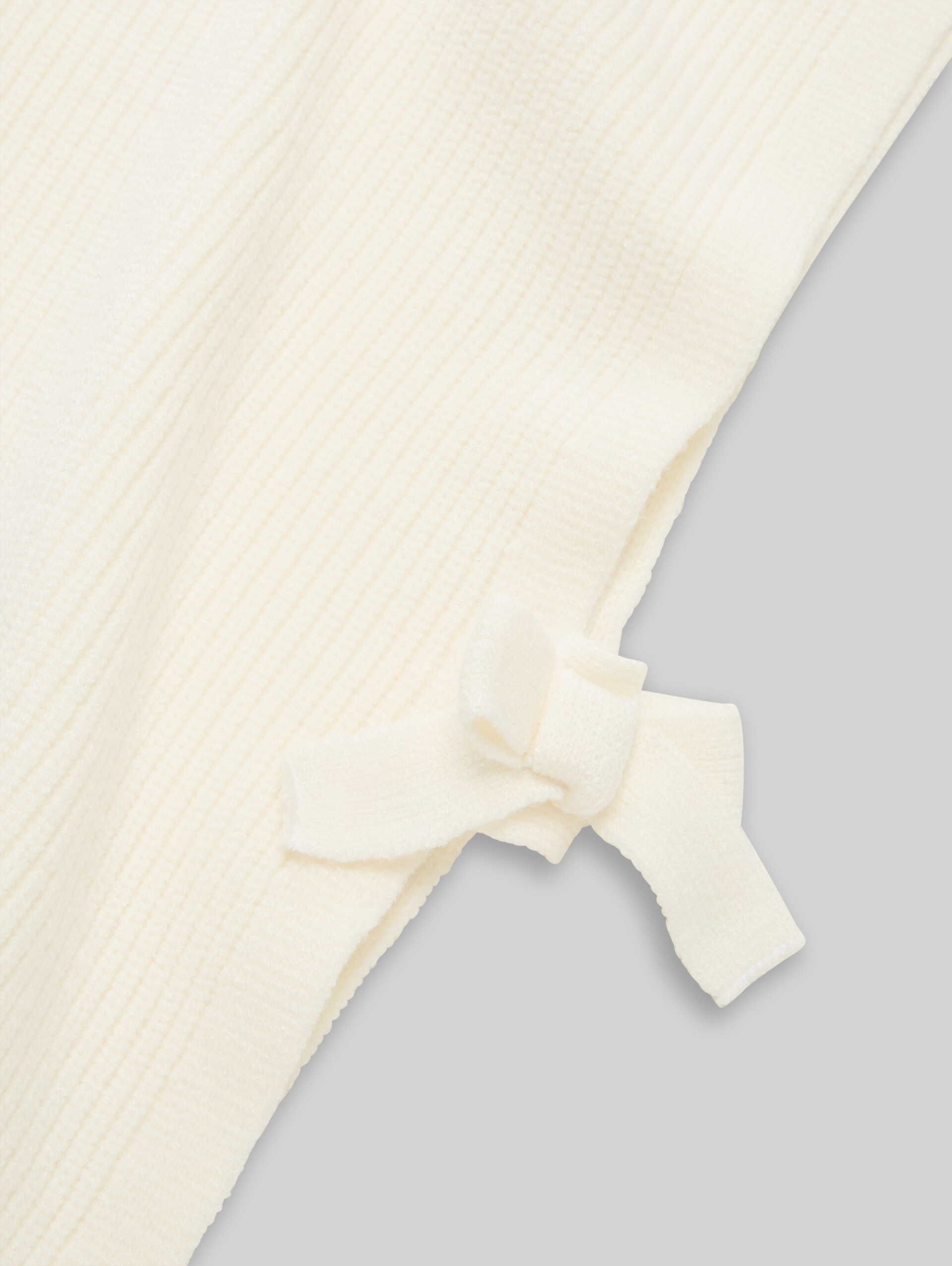Pullunder mit Schleifen-Detail - Gardenia White - Detail-Model-Ansicht