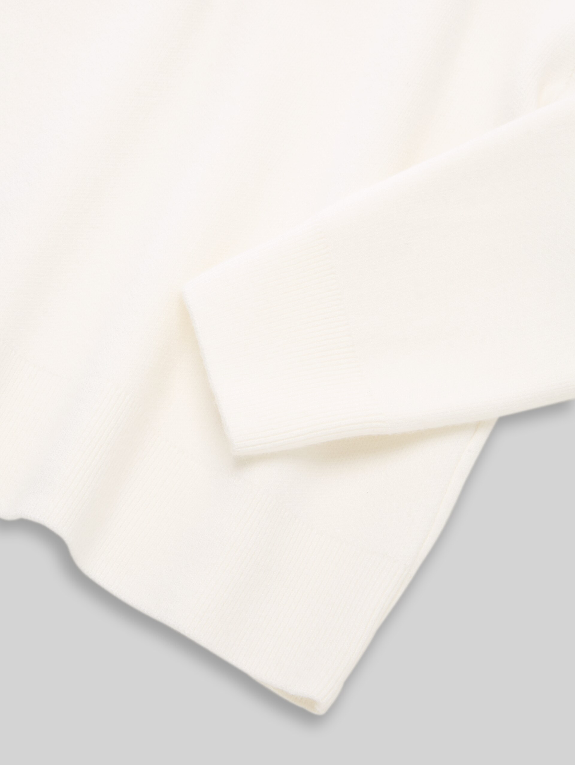 Strickpullover mit Polokragen - Gardenia White - Detail-Model-Ansicht