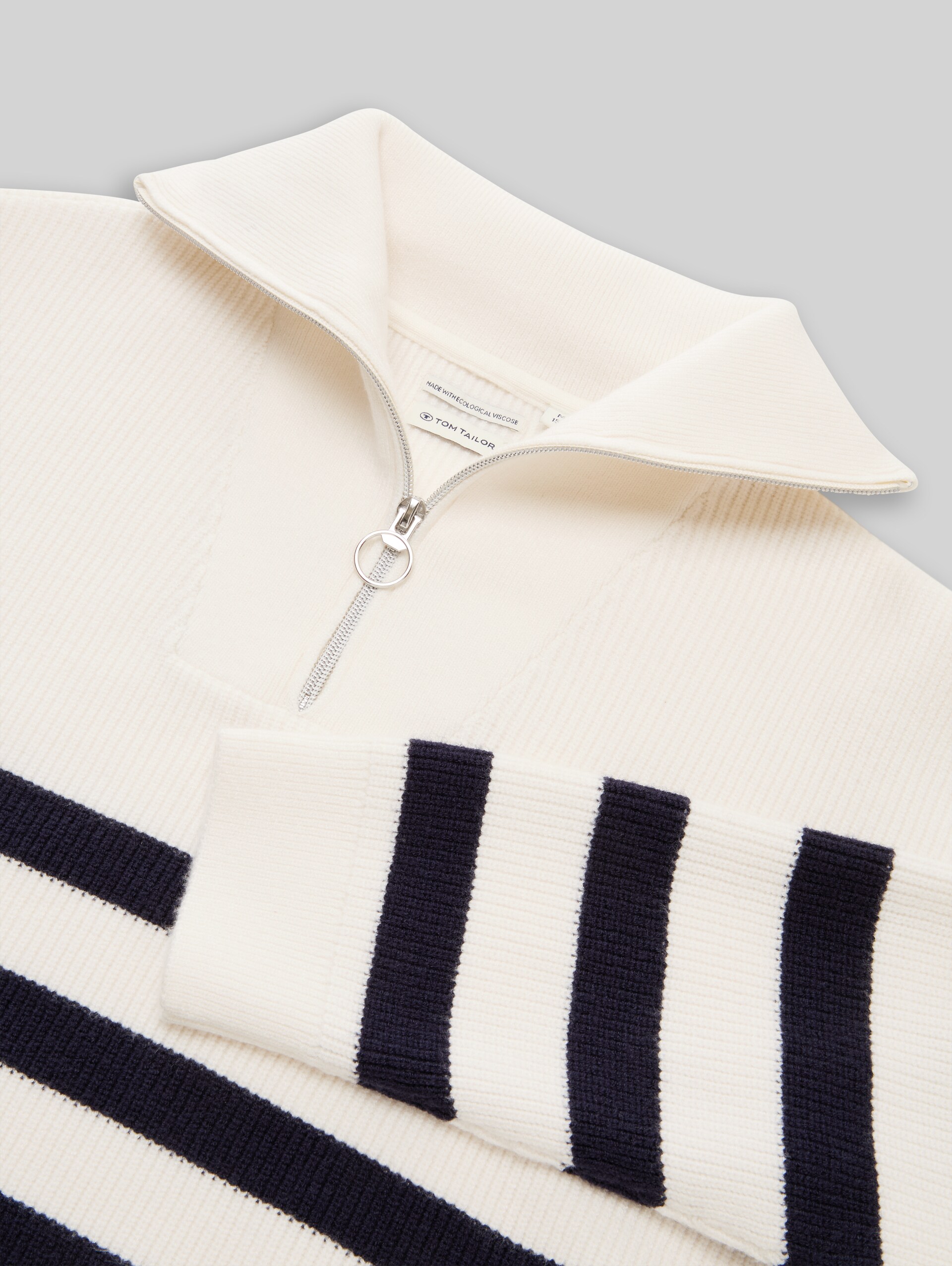 Troyer Strickpullover mit Streifenmuster - dark navy white stripes - Detail-Model-Ansicht