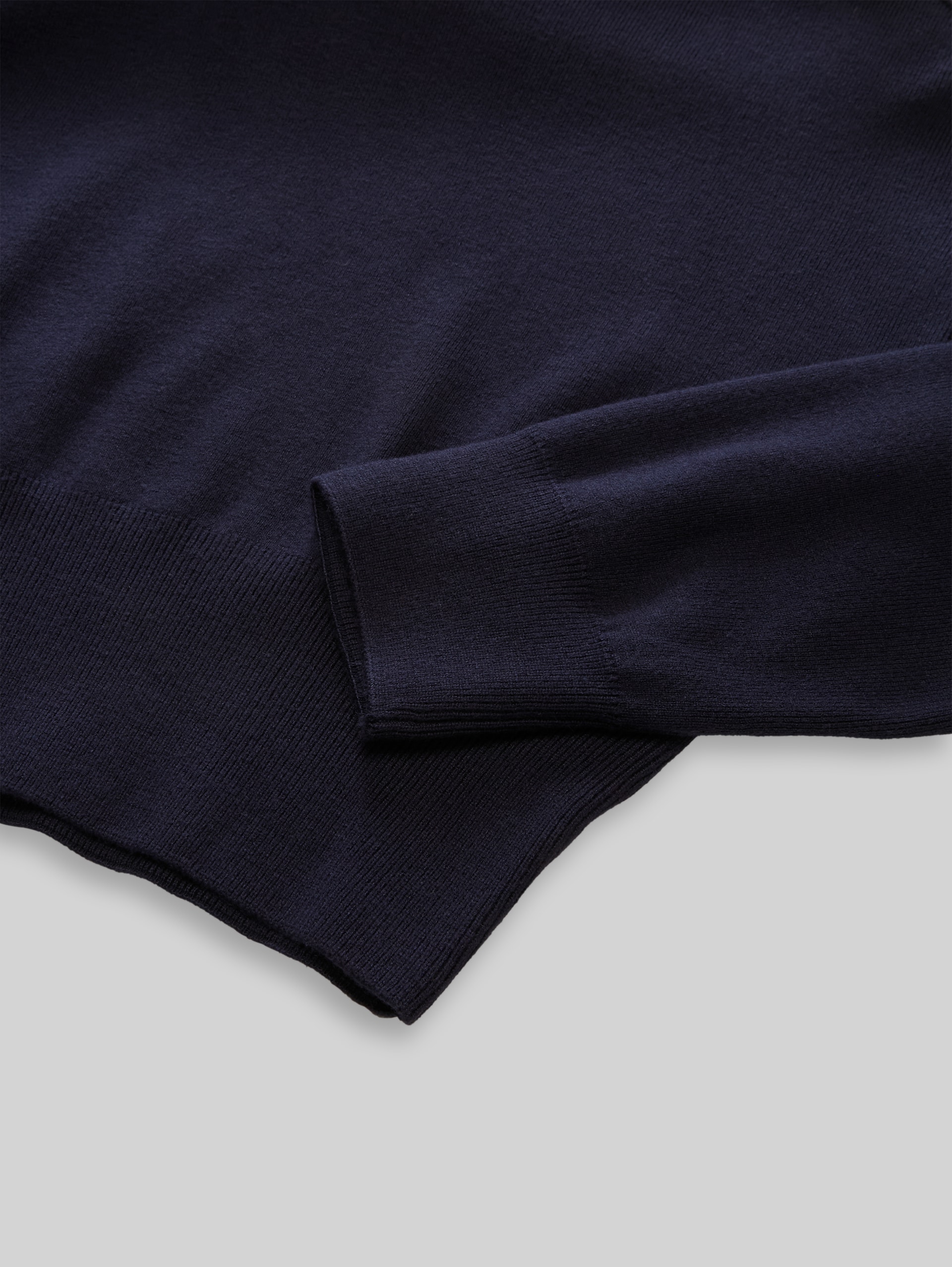 Cropped Strickpullover mit Kapuze - Parisien Night Blue - Detail-Model-Ansicht