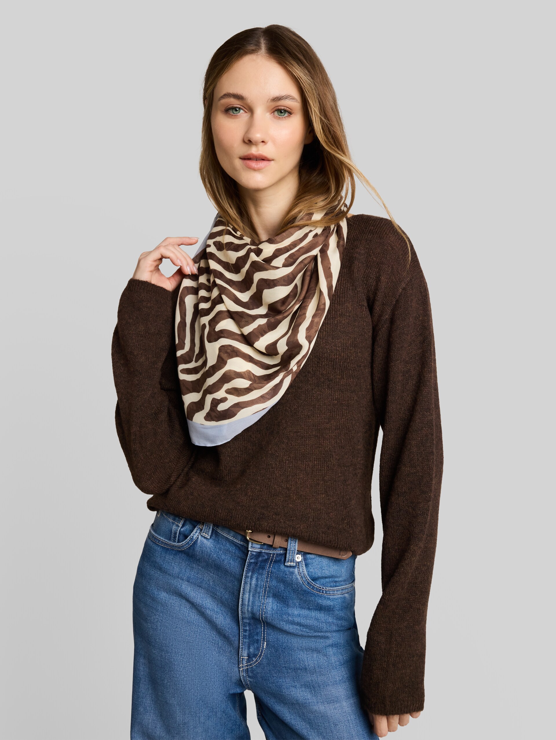 Sjaal met zebraprint - brown beige zebra print - Nek model vooraanzicht