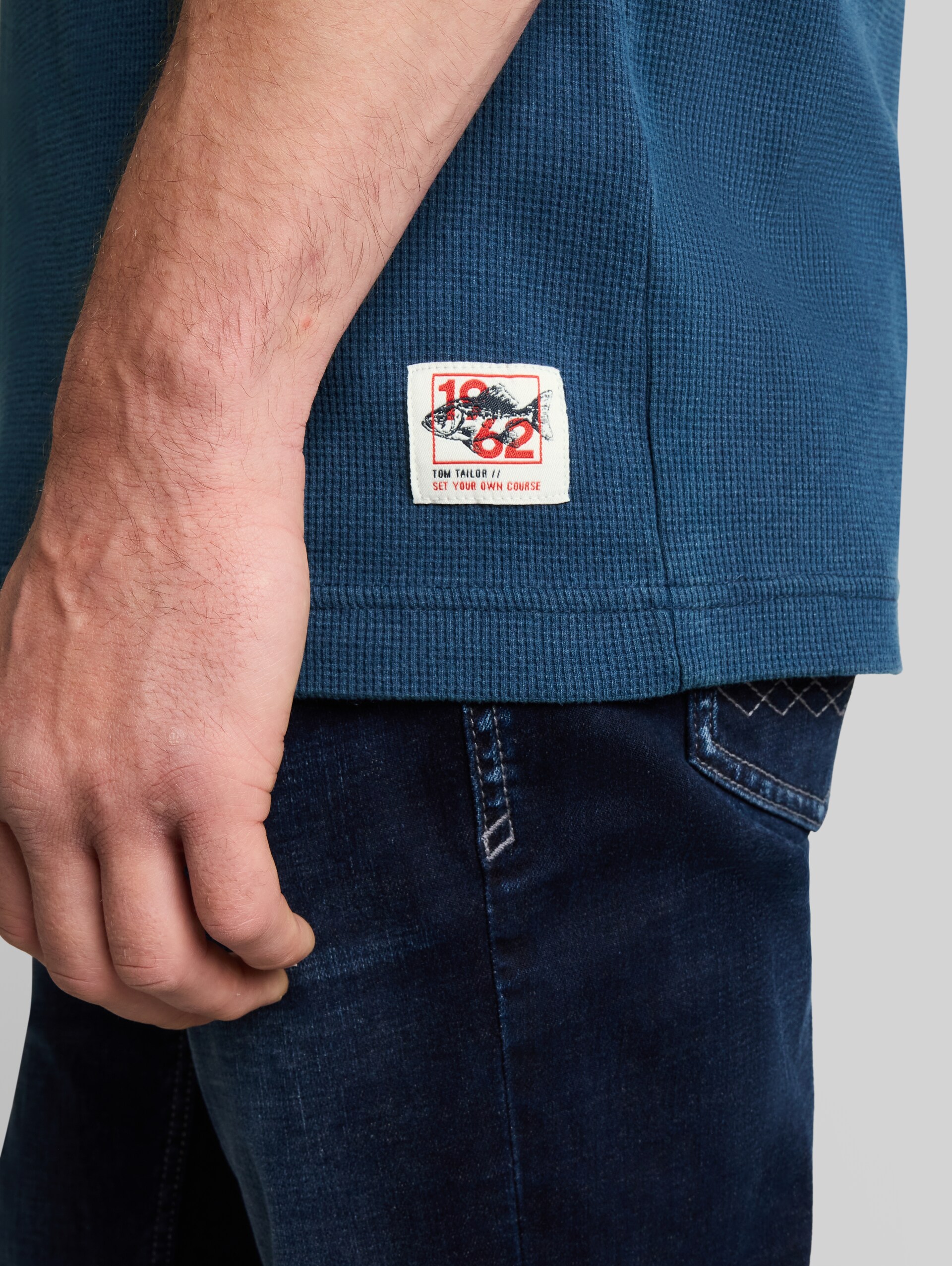 T-shirt met wafelstructuur - Dark Duck Blue - Detailaanzicht model