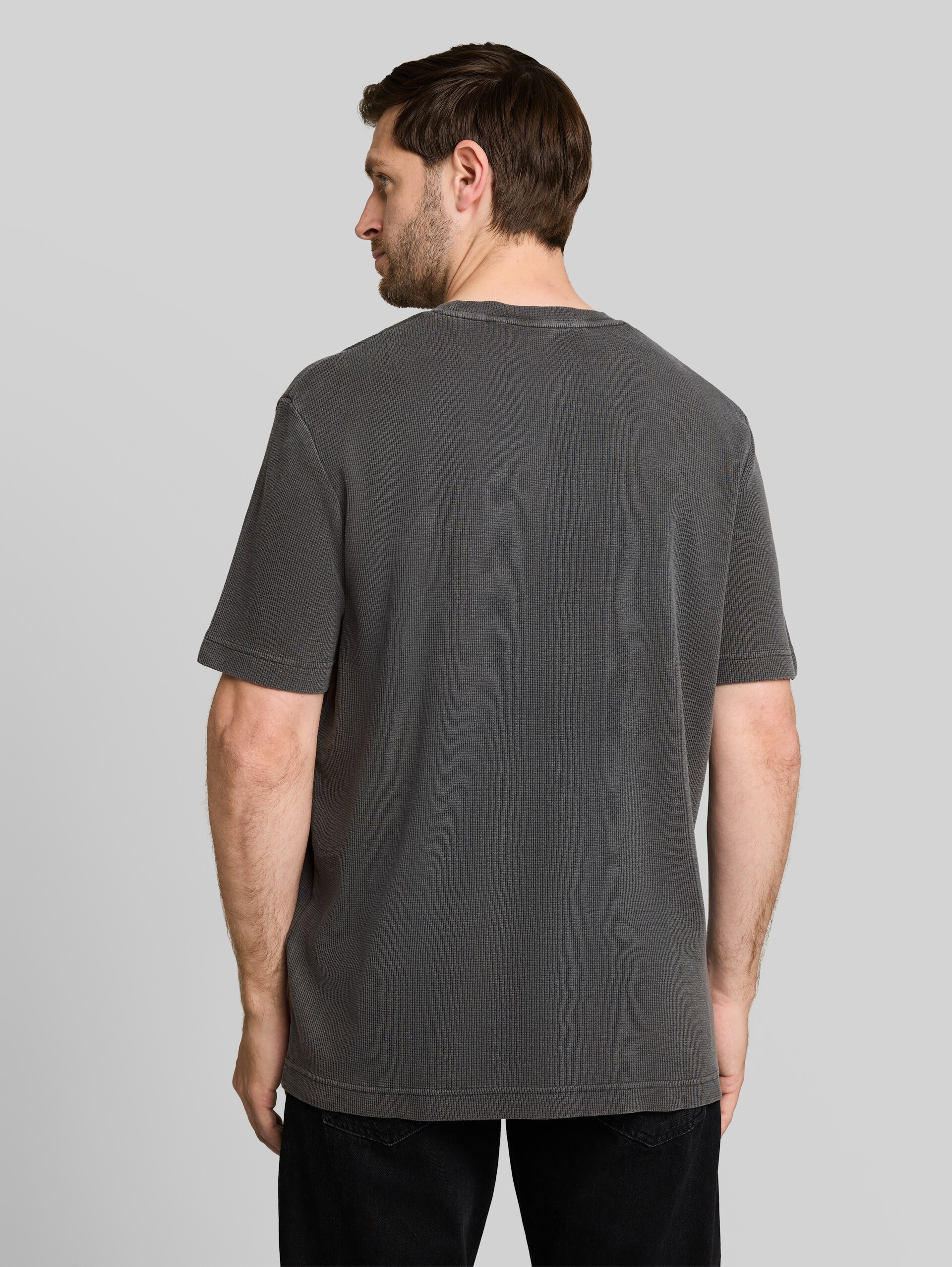 T-shirt met wafelstructuur - Tarmac Grey - Neklijn model-achteraanzicht