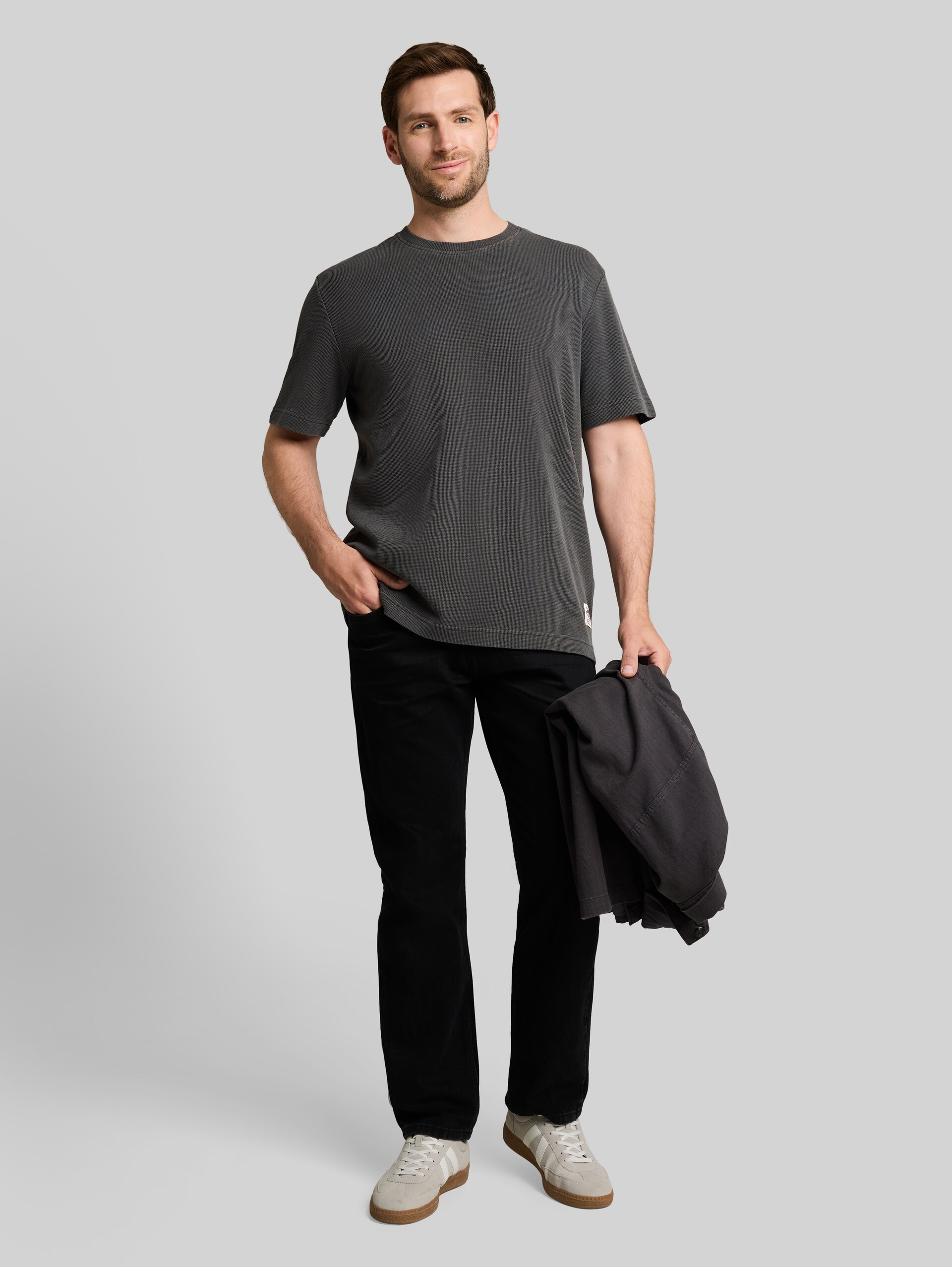 T-shirt met wafelstructuur - Tarmac Grey - Model vooraanzicht