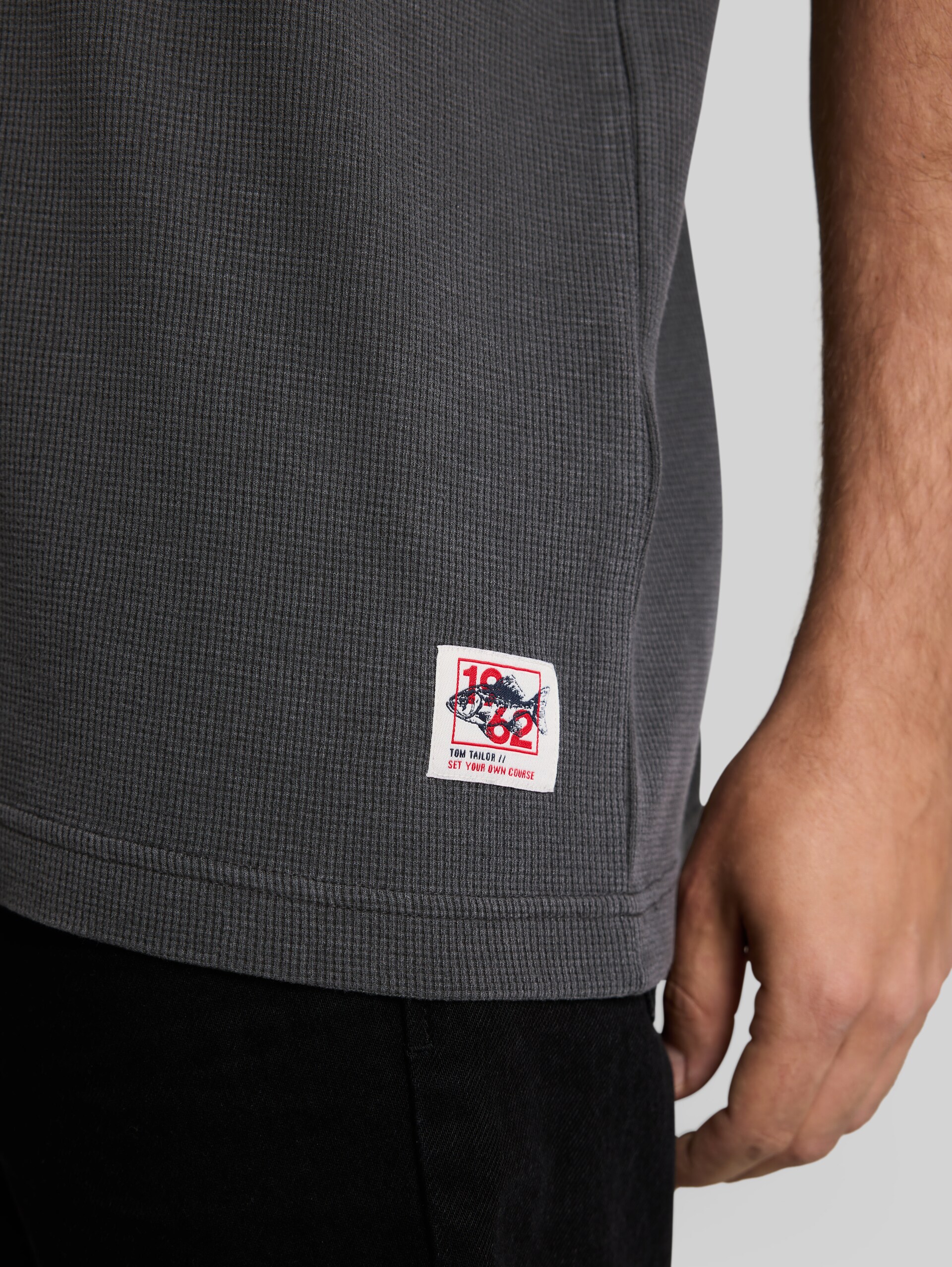 T-shirt met wafelstructuur - Tarmac Grey - Detailaanzicht model
