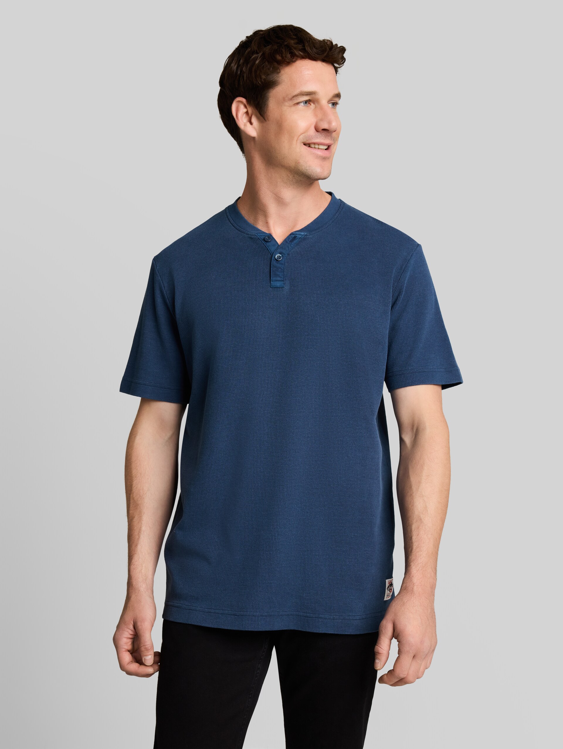 Henley-T-shirt met wafelstructuur - Dark Duck Blue - Nek model vooraanzicht