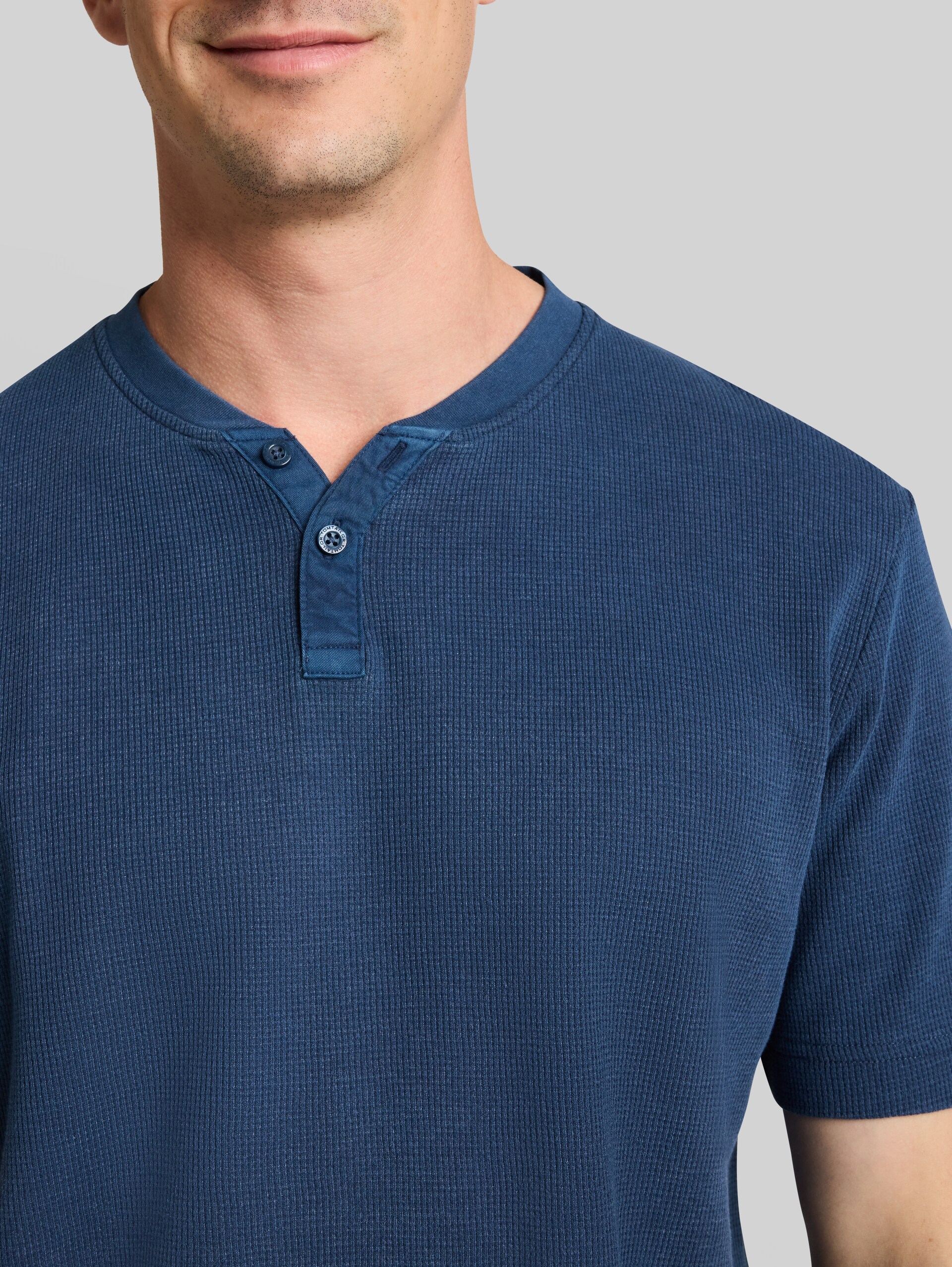 Henley-T-shirt met wafelstructuur - Dark Duck Blue - Detailaanzicht model